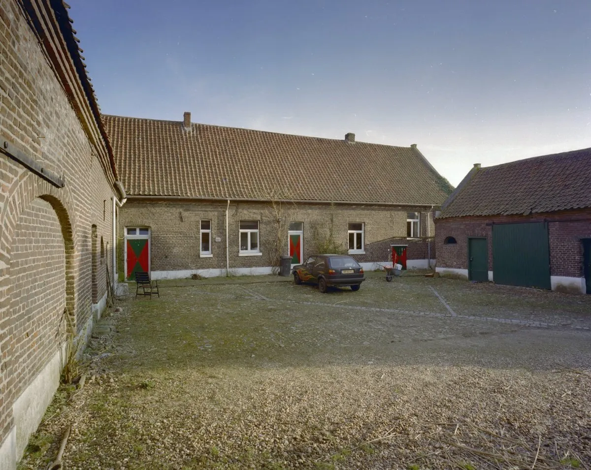 Photo showing: Hoeve Beegden: Overzicht van de binnenplaats van de gesloten hoeve Beegden (opmerking: Gefotografeerd voor Kastelen in Limburg (1000-1800), Burchten en landhuizen)