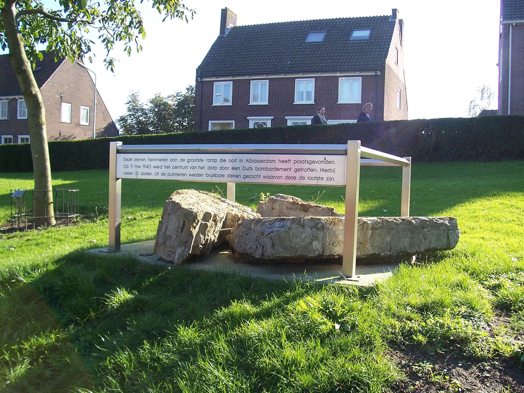 Photo showing: Delen van de sluismuur van een bombardement uit de Tweede Wereldoorlog, waarbij 28 doden vielen, op 11 mei 1940. Op de plaat bij de stenen staat 32 doden, aangezien 4 andere mensen zwaargewond waren en een tijdje later alsnog door het letsel overleden zijn. Bron: Cees van Homoet, historische vereniging Alblasserdam