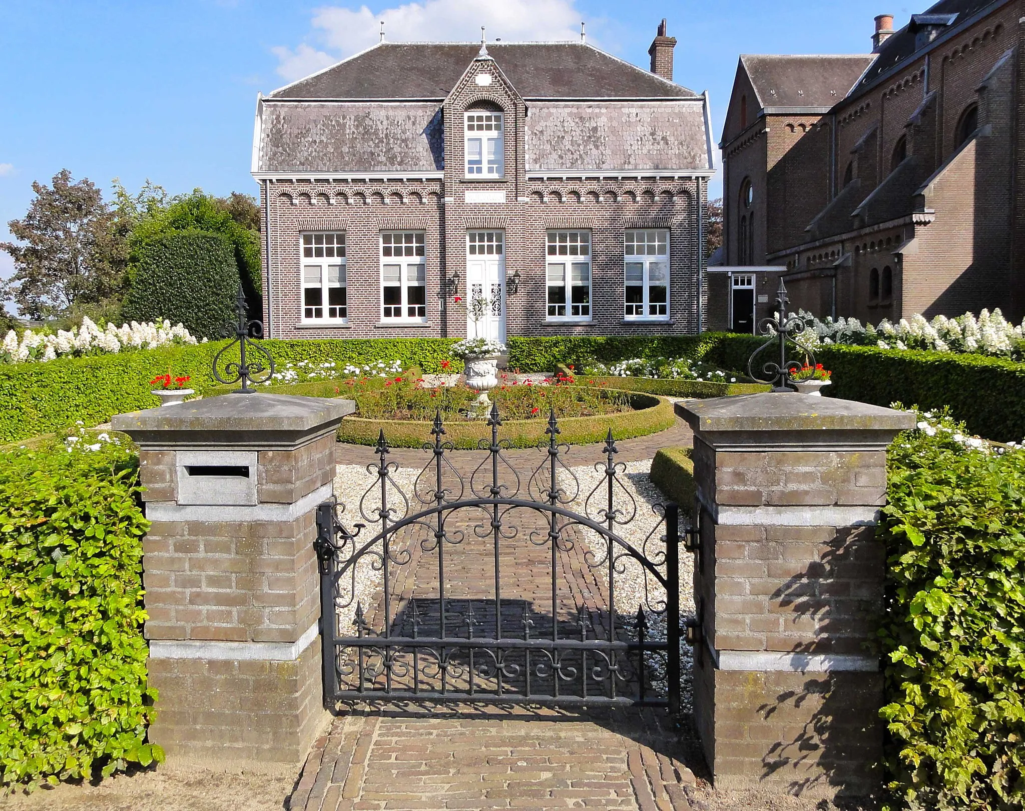 Photo showing: Pastorie bij de Sint-Willibrordkerk in Casteren