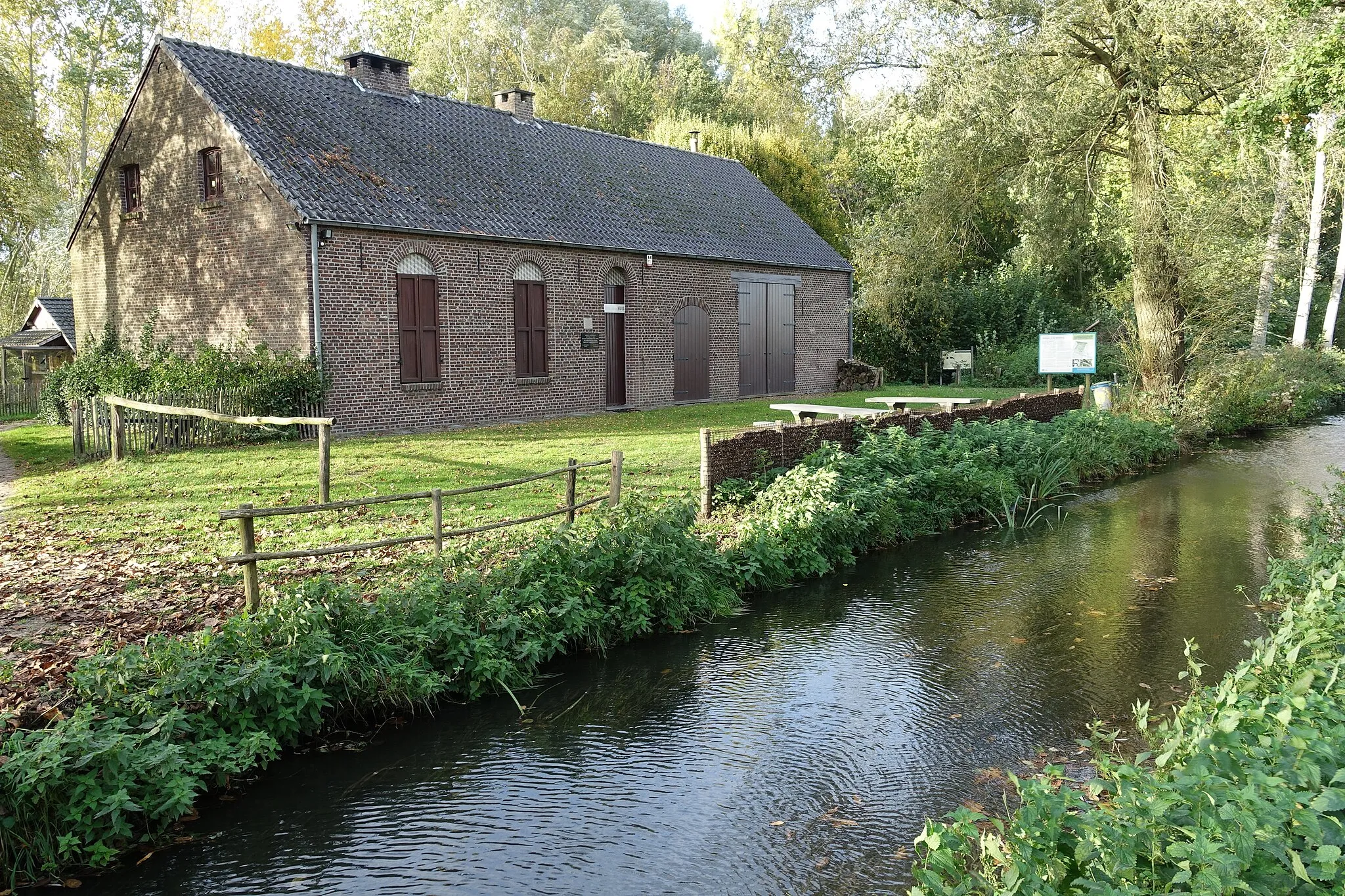 Photo showing: Wateringhuis in Lommel-Kolonie (België), vroegere boerenwoning van de waterbaas van de vloeiweiden. Momenteel Natuurhuis en museum.
Onderdeel van beschermd landschap Vloeiweiden.