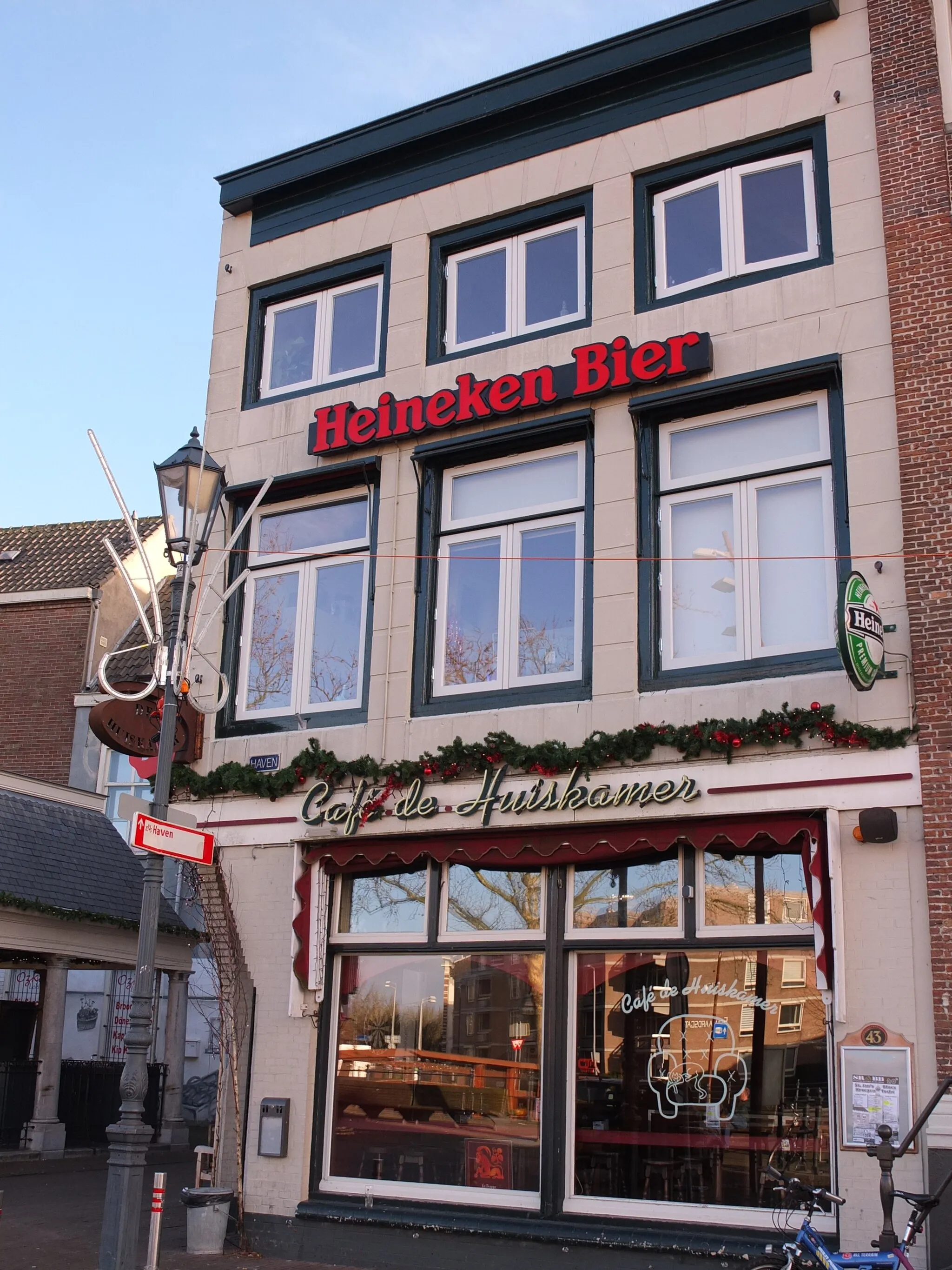 Photo showing: Zicht op deel van cafe de Huiskamer gevestigd aan de straat de Haven 21 in Breda. Gelegen nabij de haven van Breda en niet ver van het centrum van Breda