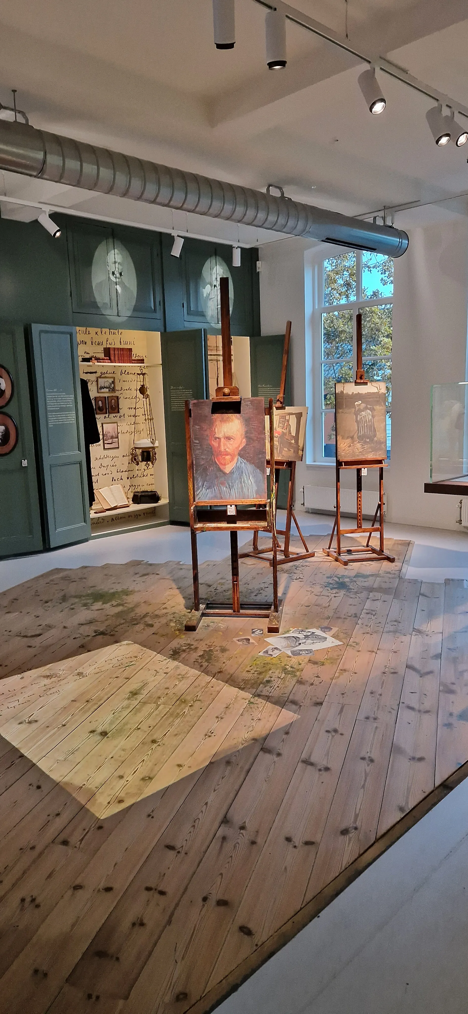 Photo showing: Zaal in het Van Gogh Village Museum