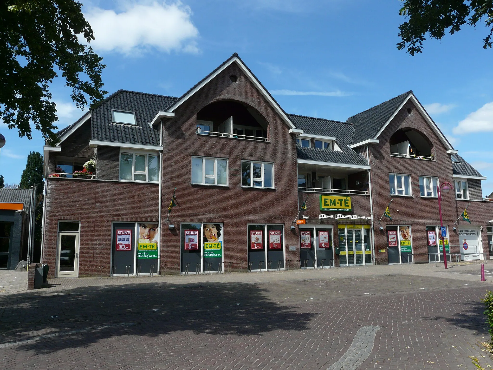 Photo showing: Zicht op een deel van de voormalige supermarkt EMTE in 's Gravenmoer. Tegenwoordig supermarkt Coop, Molendijk 1b, 5109 RL 's Gravenmoer