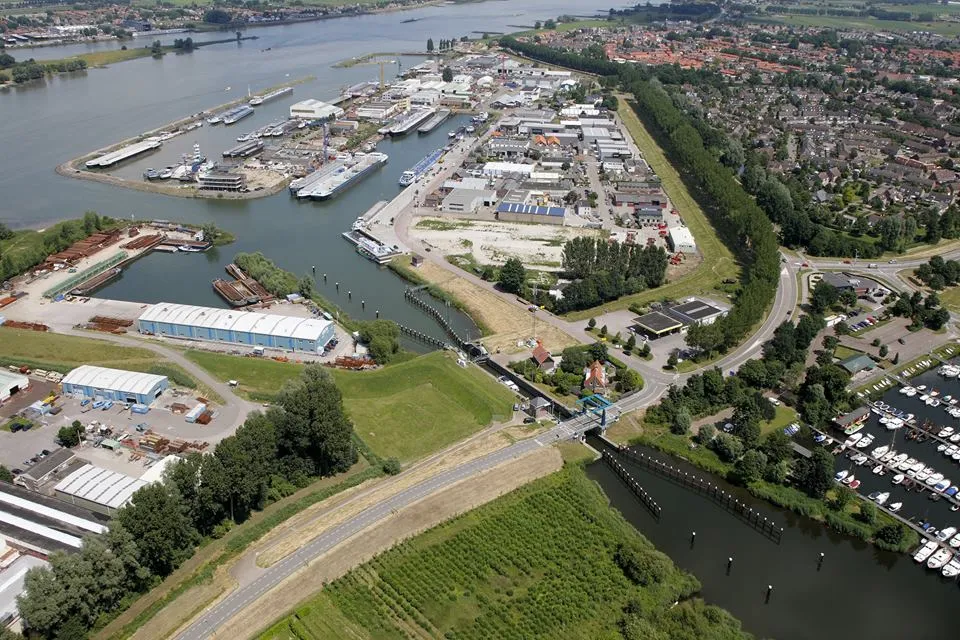 Photo showing: Werkendamse havens. Geheel links de Beatrixhaven. Rechts daarvan de Biesboschhaven, met daaronder de Hakkershaven. Voorbij de Biesboschsluis bevindt zich de Bruine Kilhaven. Helemaal linksboven gaat de Boven Merwede over in de Beneden Merwede en de Nieuwe Merwede. Het water rechtsonder is het Steurgat.