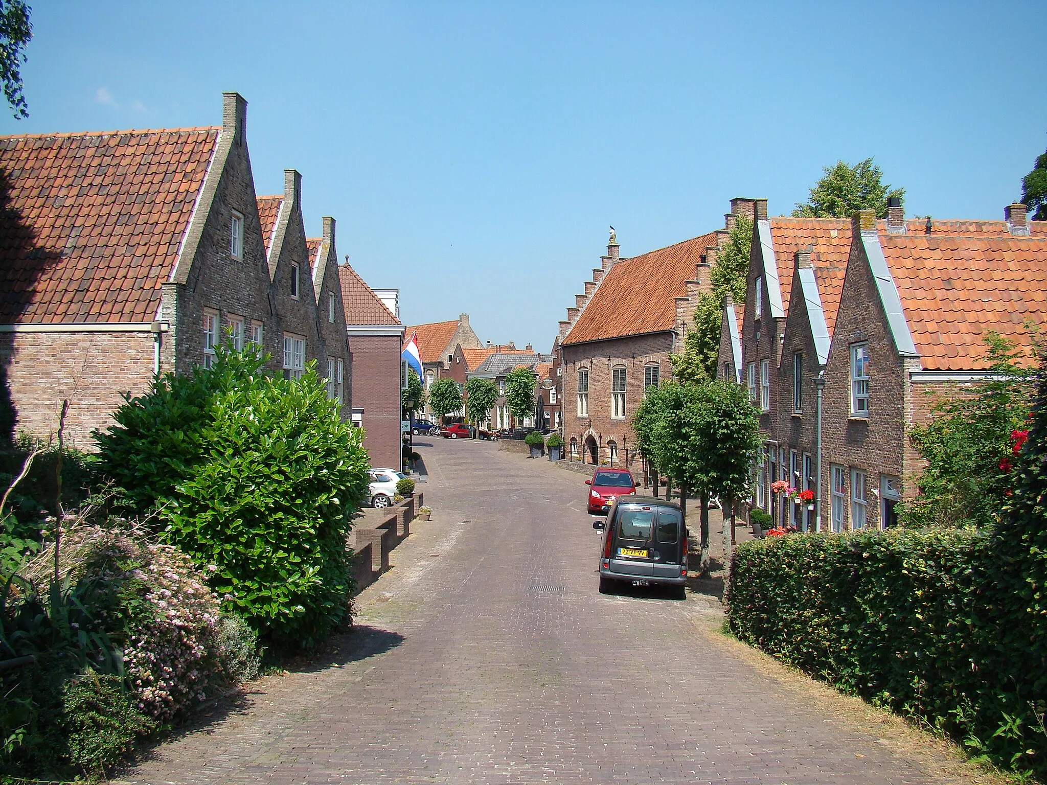 Photo showing: Zicht op een deel van de Hoogstraat in Woudrichem. Gezien vanaf de stadswal, met zicht op het in het midden gevestigde oude stadhuis