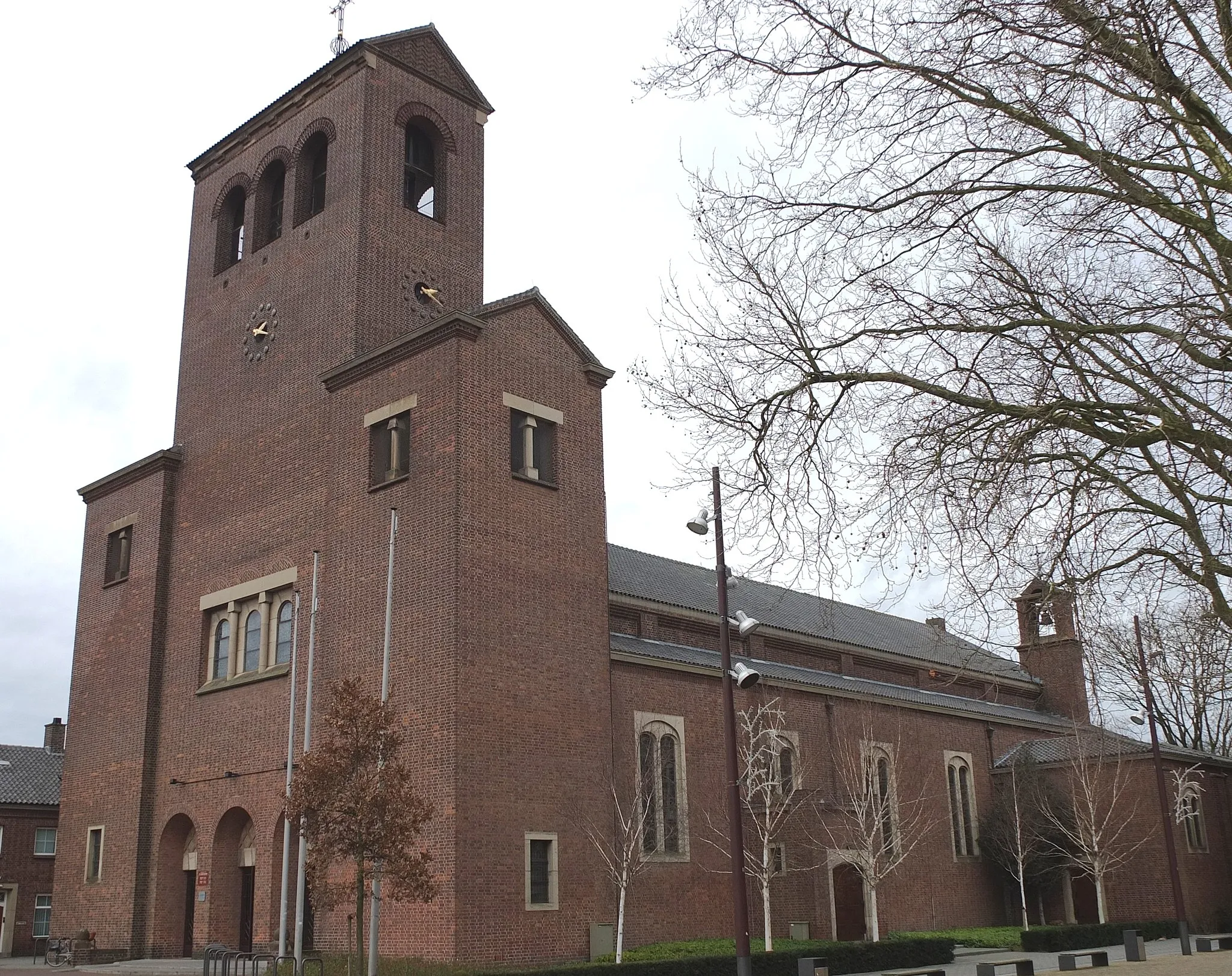Photo showing: Zicht op deel van de Sint-Lambertuskerk in het centrum van Drunen