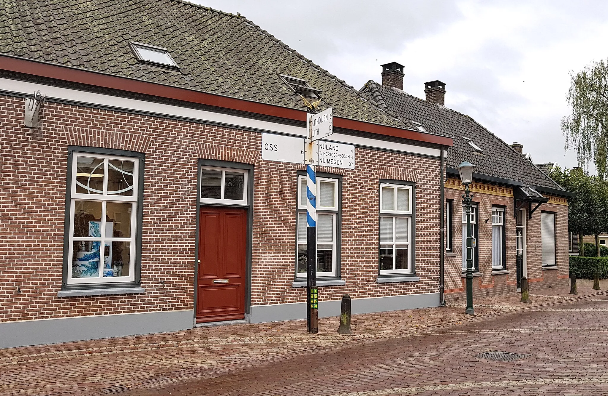Photo showing: Huizen aan Dorpstraat 2 en 4 in Geffen. Voor de deur staat een antieke wegwijzer.