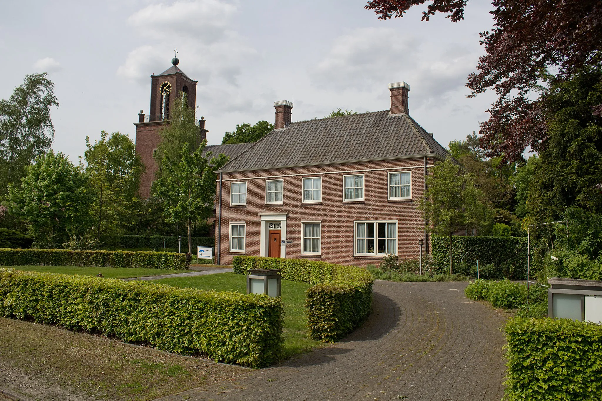 Photo showing: De pastorie van de Gerardus Majellakerk te Hulten