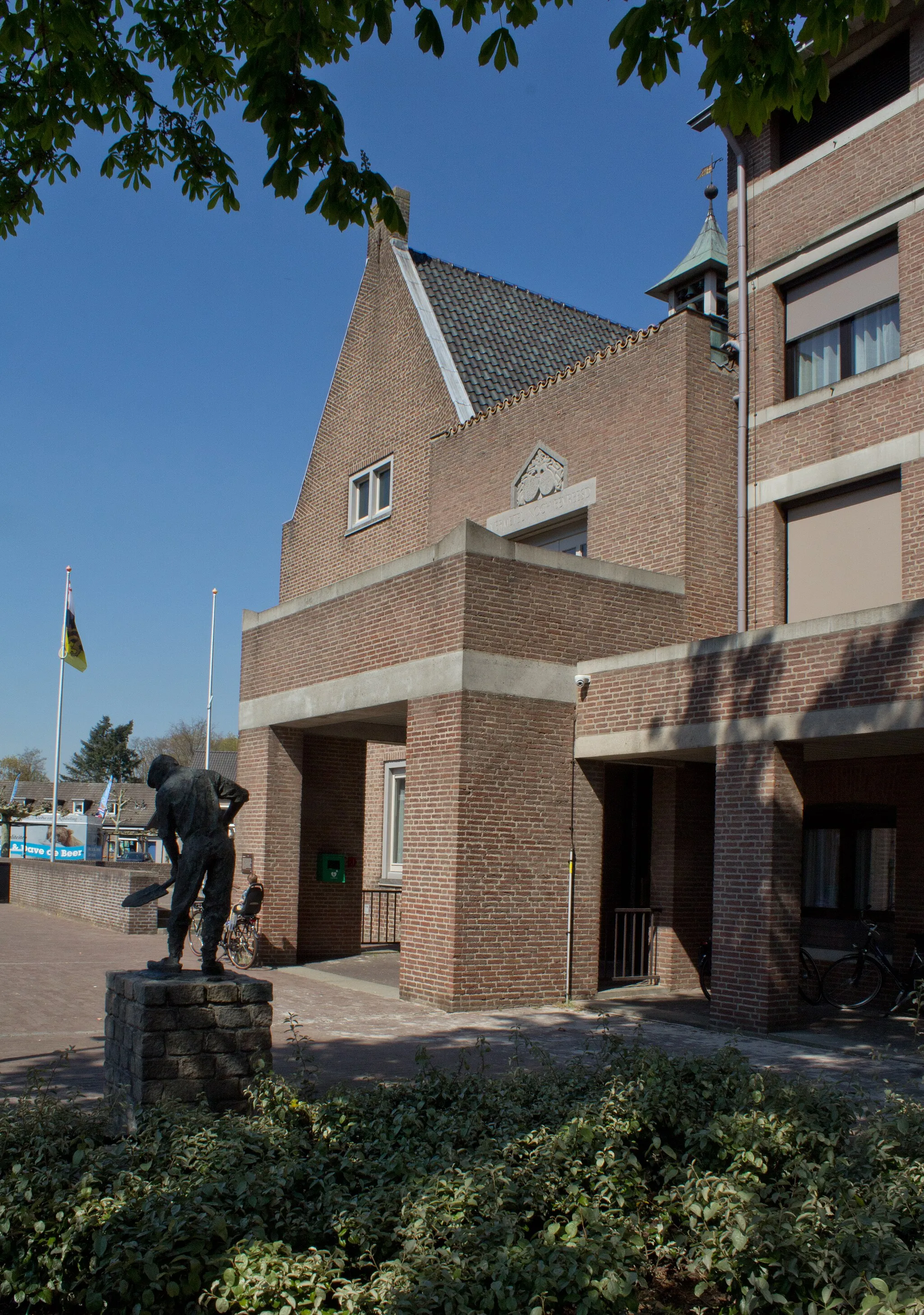 Photo showing: Zicht op een deel van het raadhuis en het gemeentehuis van Someren. Van 1976/81 sterk verbouwd en uitgebreid in Bossche Schoolstijl door architect Jan de Jong.