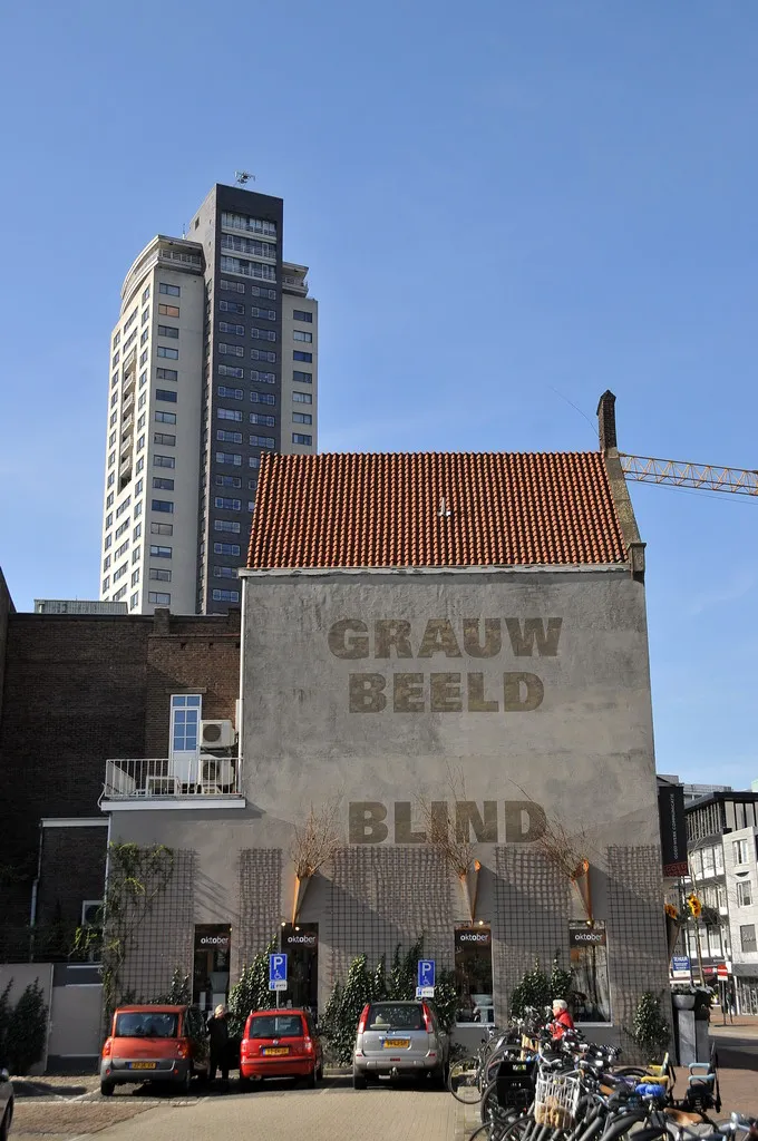 Photo showing: Vanaf het parkeerterrein.