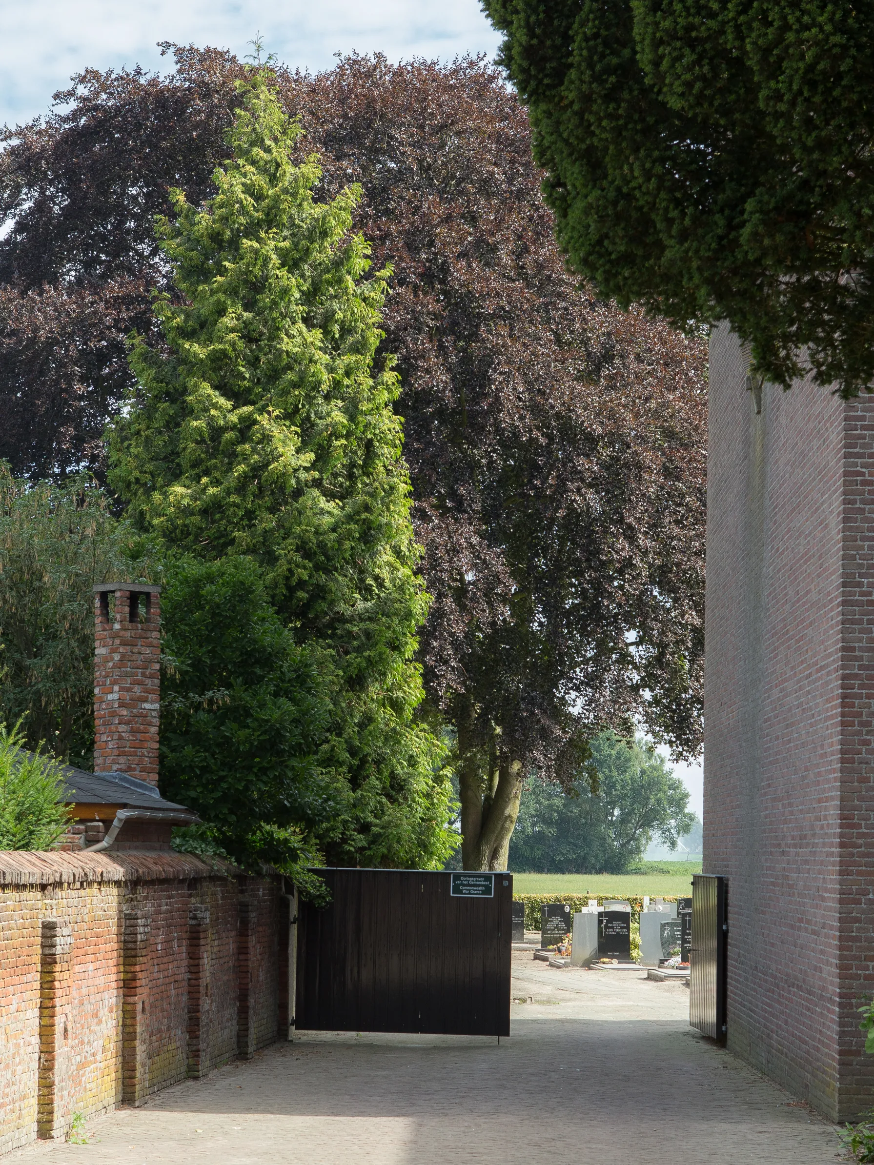 Photo showing: Baarle-Nassau (Ulicoten) Roman Catholic Churchyard