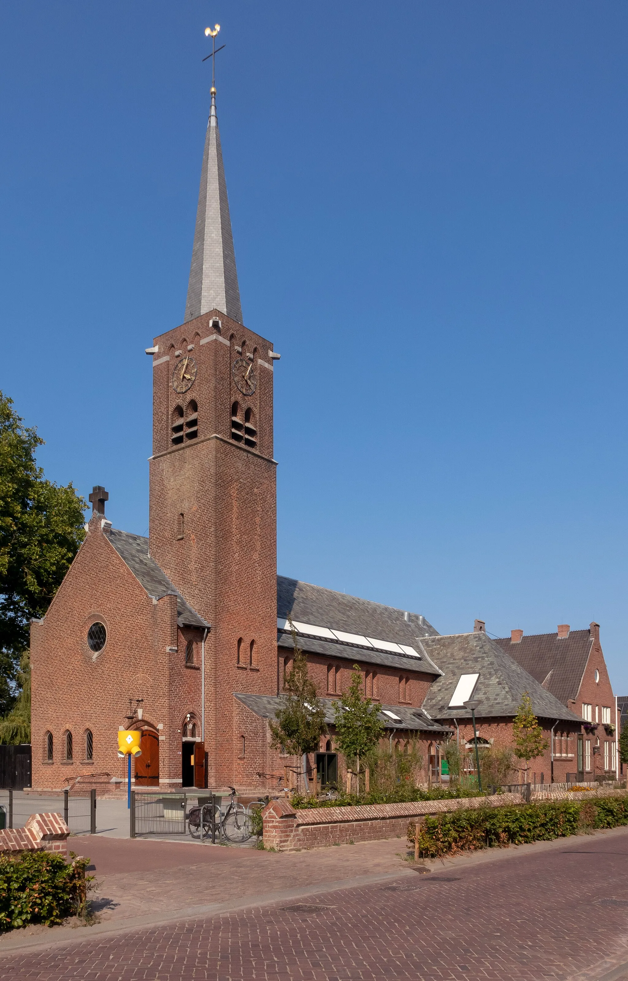 Photo showing: Esbeek, church: the Sint Adrianuskerk