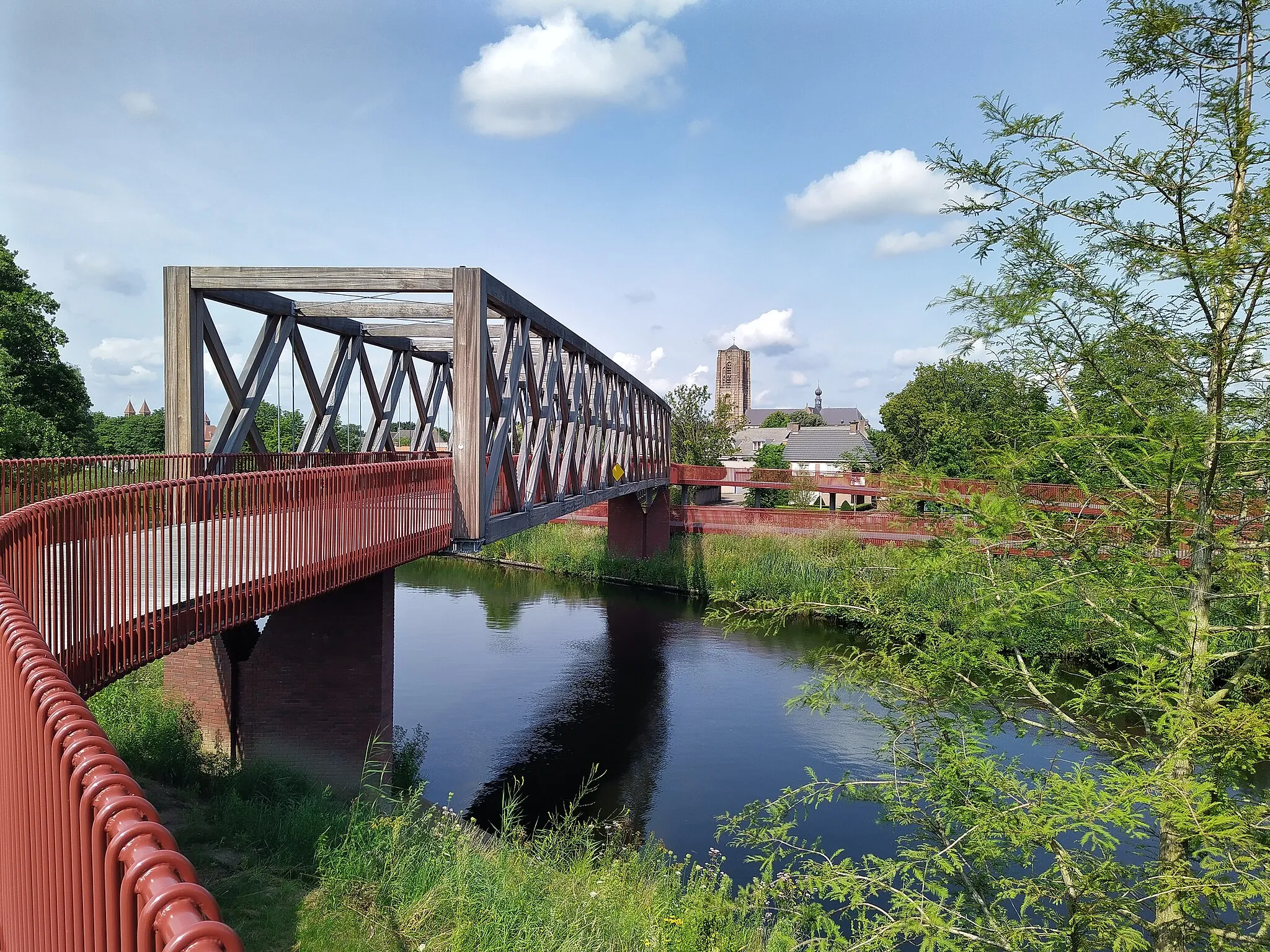 Photo showing: Photo of the Stönner-Meijwaard bridge with the town church in the background.