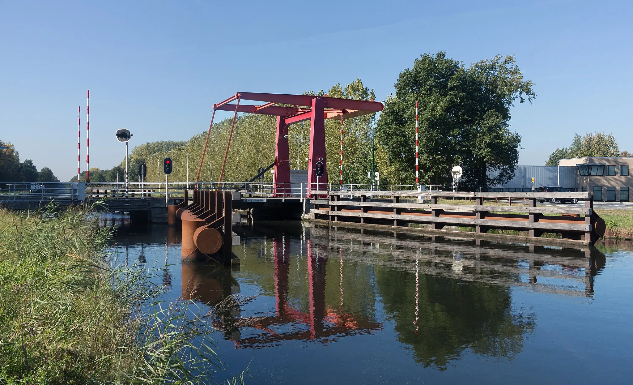 Photo showing: Beek en Donk, drawbridge at the Oranjelaan; the building in the background is home to Nossin Fijnmechanische Industrie B.V.