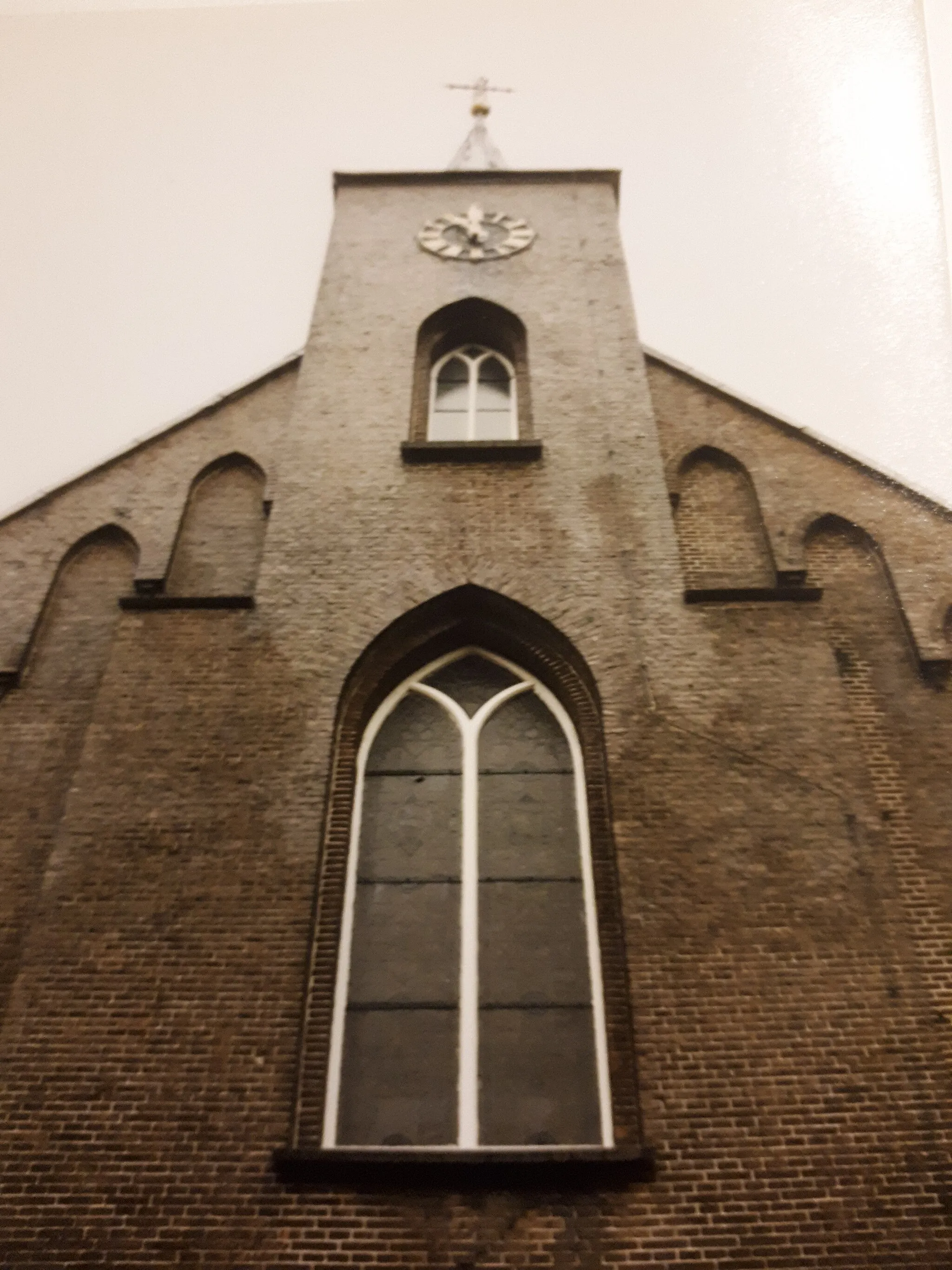 Photo showing: De voorgevel van de Sint-Servatiuskerk te Boerdonk. (1987)