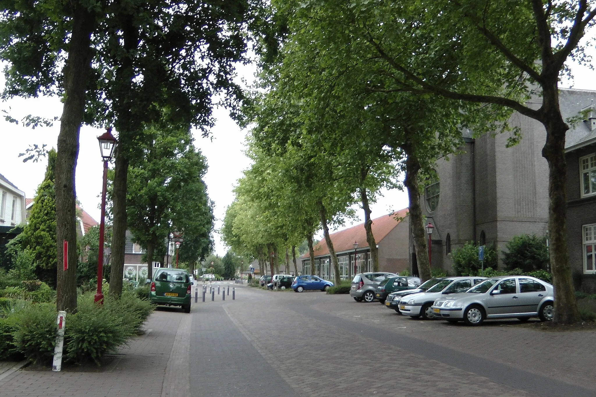 Photo showing: Hoofdstraat met kerk en Sint-Theresiaschool, Lennisheuvel - 2011
