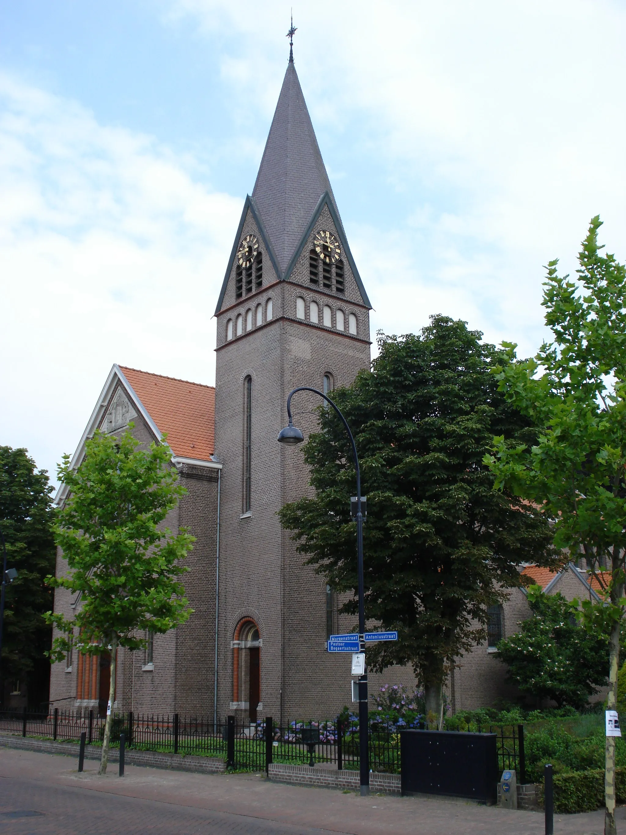 Photo showing: Keldonk (N-Br, NL) church, edge view