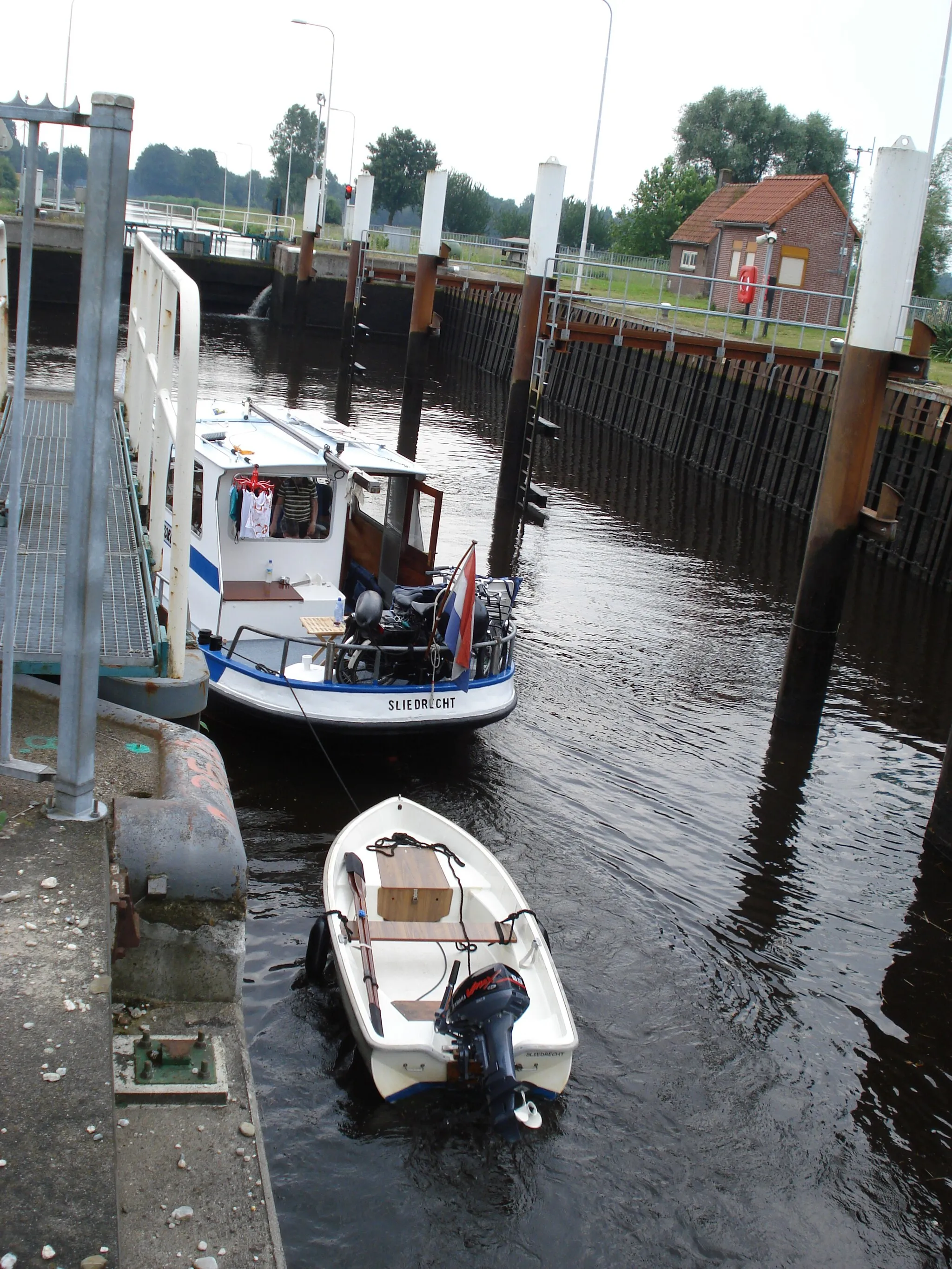 Photo showing: Keldonk (N-Br, NL), Zuidwillemsvaart, canal lock with little boat