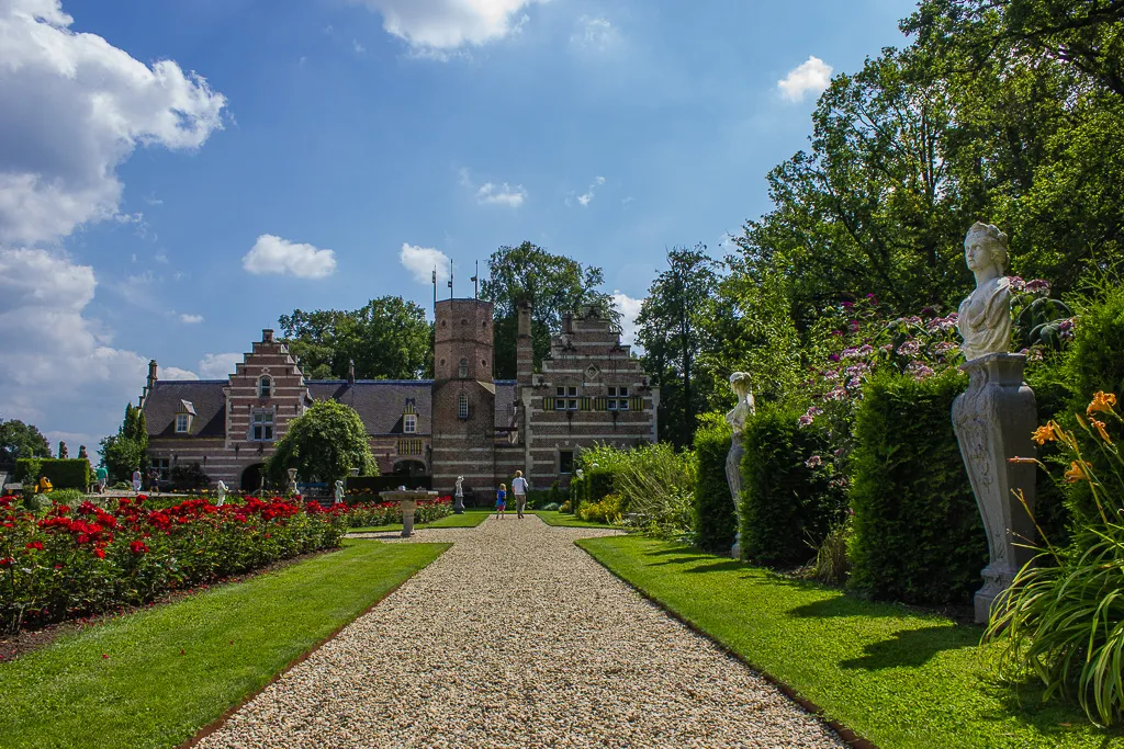 Photo showing: Kasteeltuin van het kasteel Heeswijk met koetshuis