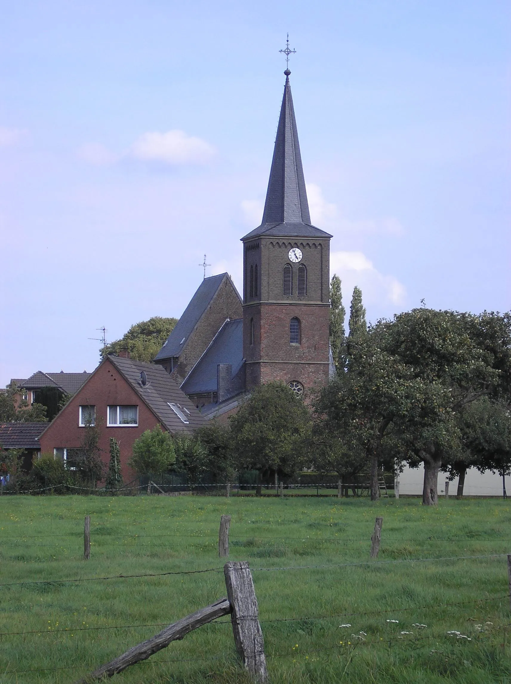 Photo showing: Kirche St. Martinus in Mehr, Gemeinde Kranenburg. Deutlich zu sehen: Der höhere, hintere Anbau mit dem Chor-