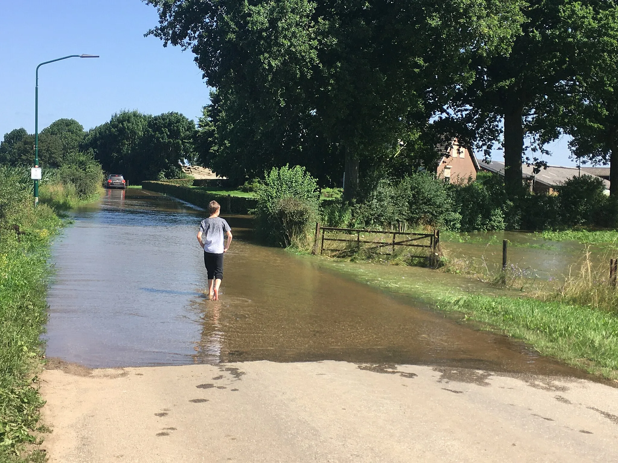 Photo showing: Beugense Maasstraat op 17 juli 2021. Op deze dag begon de Maas te overstromen, dit was nog maar het begin, het water steeg erg snel. Mijn jongste zoon vond het wel raar om hier door heen te lopen, te weten dat het water uit de Maas komt die bijne een kilometer verderop is.