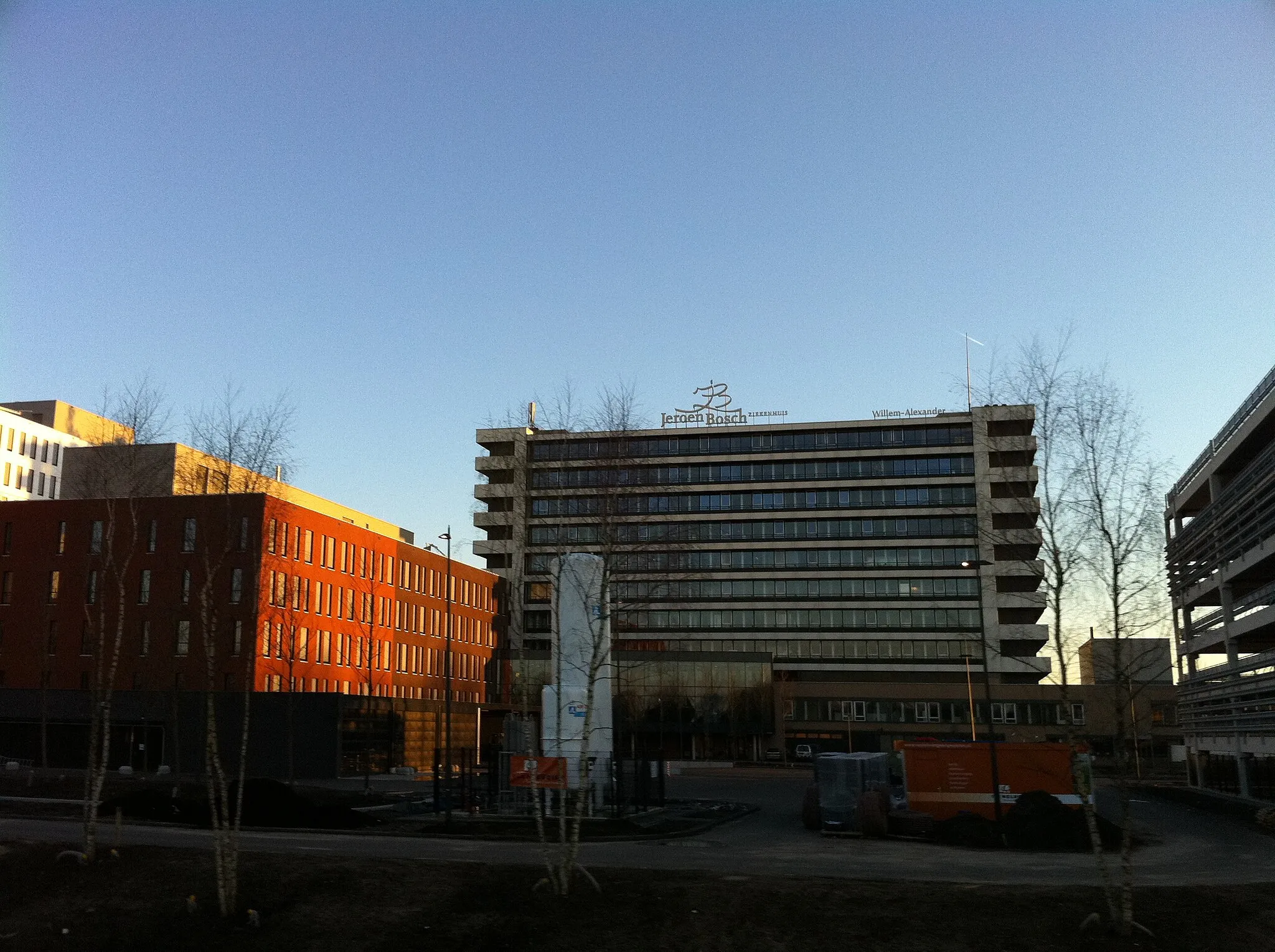 Photo showing: Het oude Willem-Alexanderziekenhuis met links de nieuwe aanbouw van het Jeroenboschziekenhuis.