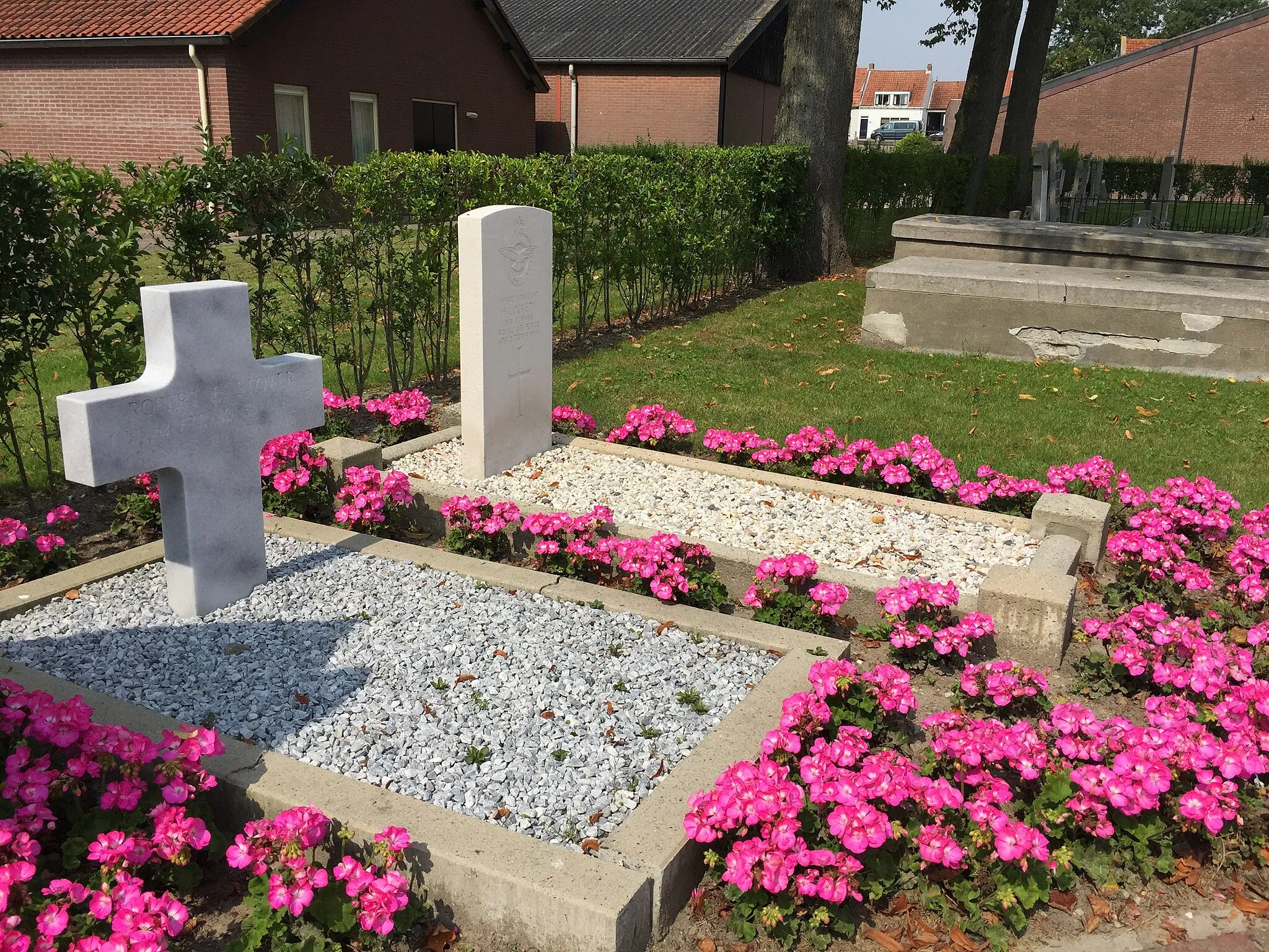 Photo showing: Graves in the general cemetery of Den Bommel, South Holland, the Netherlands. The farther grave is the CWGC grave of Sergeant Harold Locket, RAF Volunteer Reserve, who served in 78 Squadron, and died in 1944.