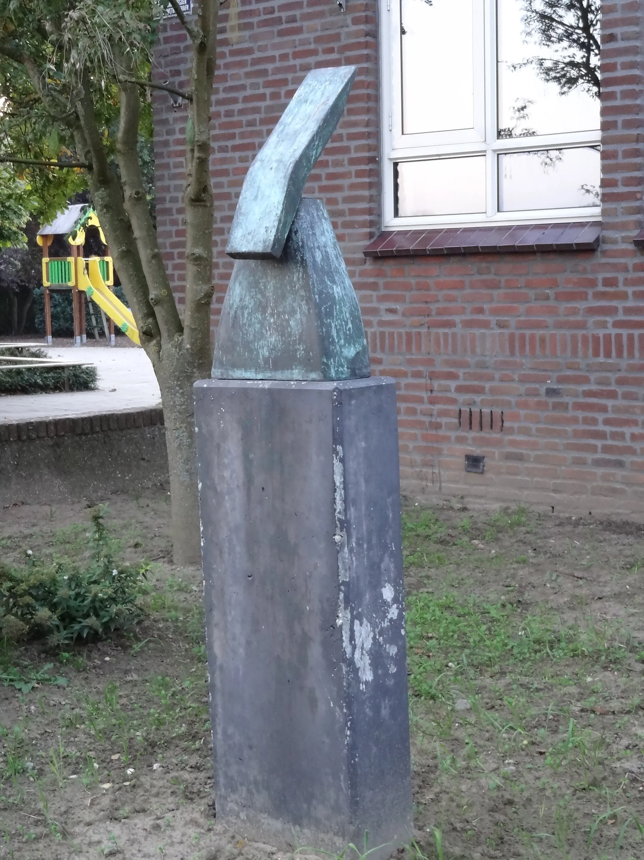 Photo showing: Sculpture "Bulat" created by Sias Fanoembi at Nursing school/Town house 't Akkertje at the Berkenkamp in Vianen (Noord-Brabant)