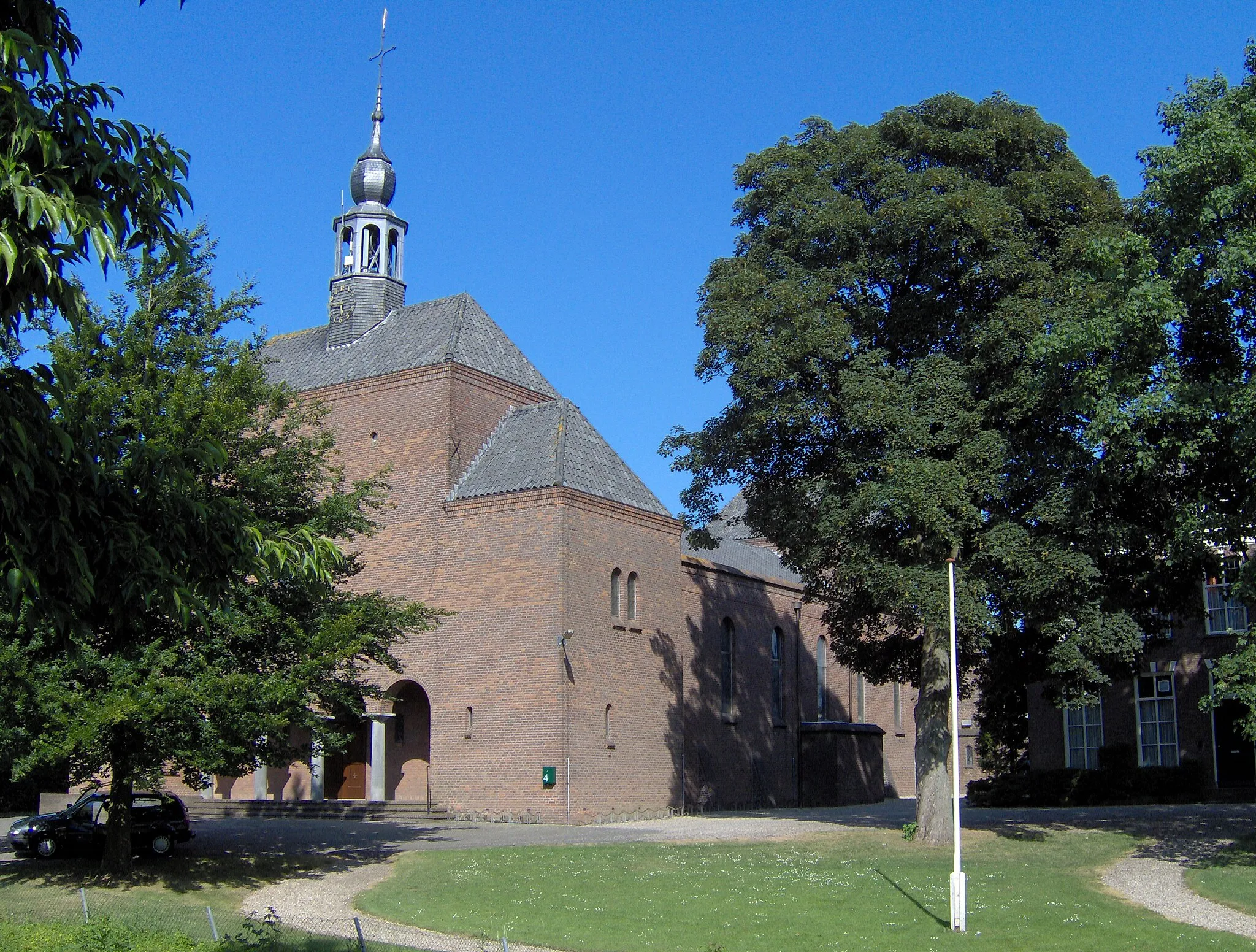 Photo showing: Zicht op een deel van de Sint-Willibrorduskerk in Hedel, eigen foto