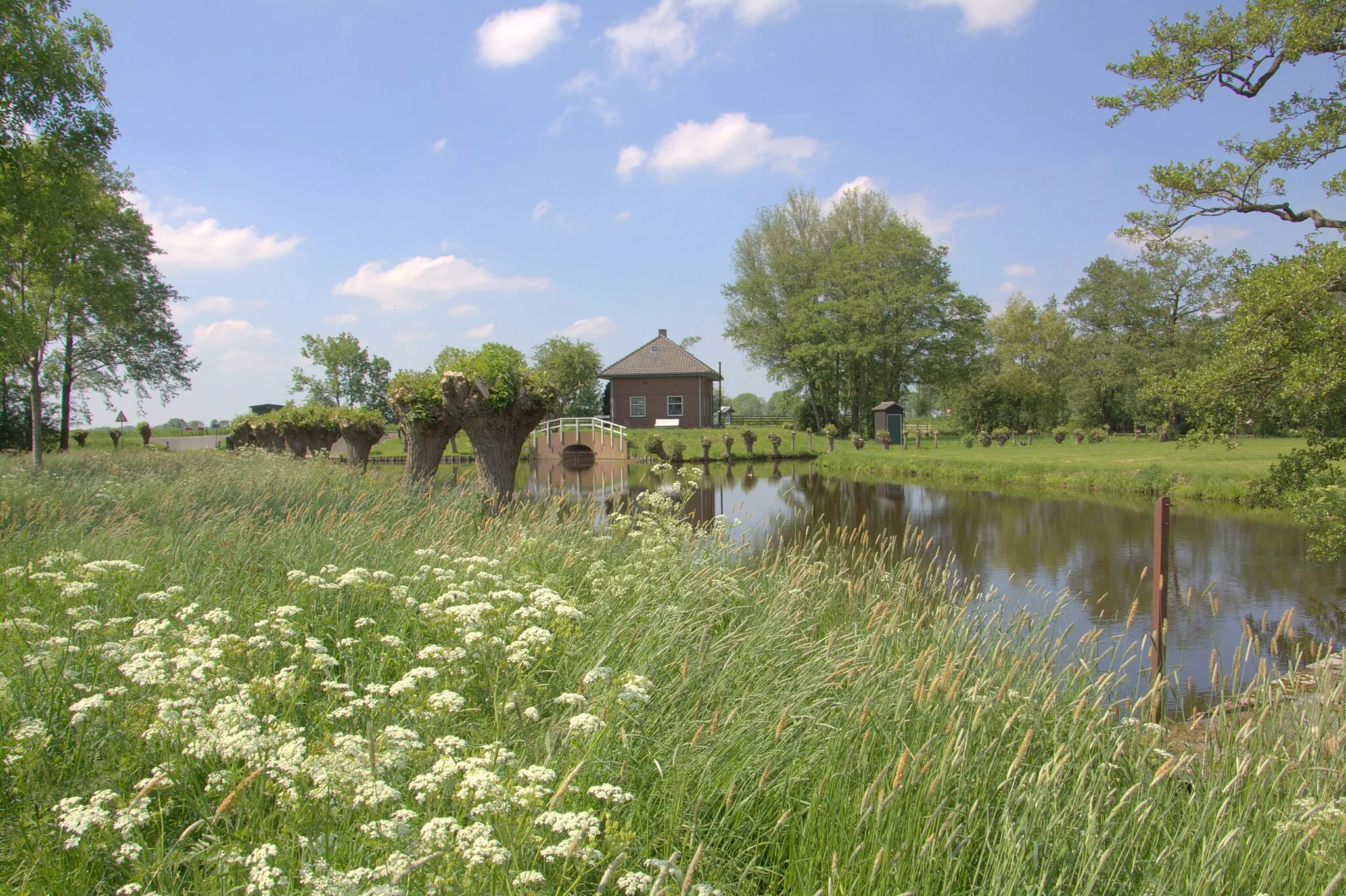 Photo showing: In een zeer landelijke omgeving staat het gemaal Over en Neder Slingeland op de Postkade en aan de Achterwetering in de Alblasserwaard.