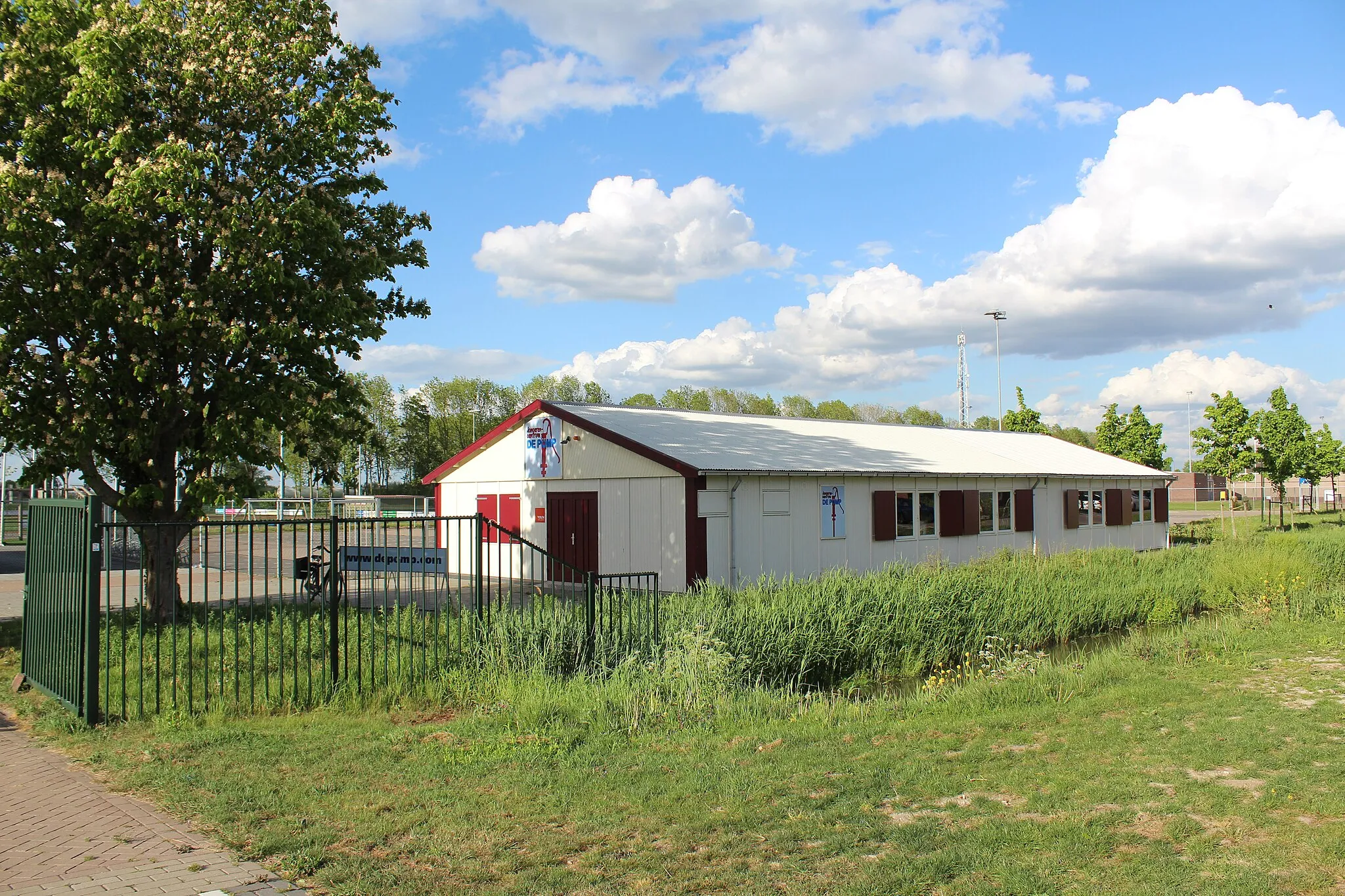 Photo showing: Het Jongerencentrum in Almkerk