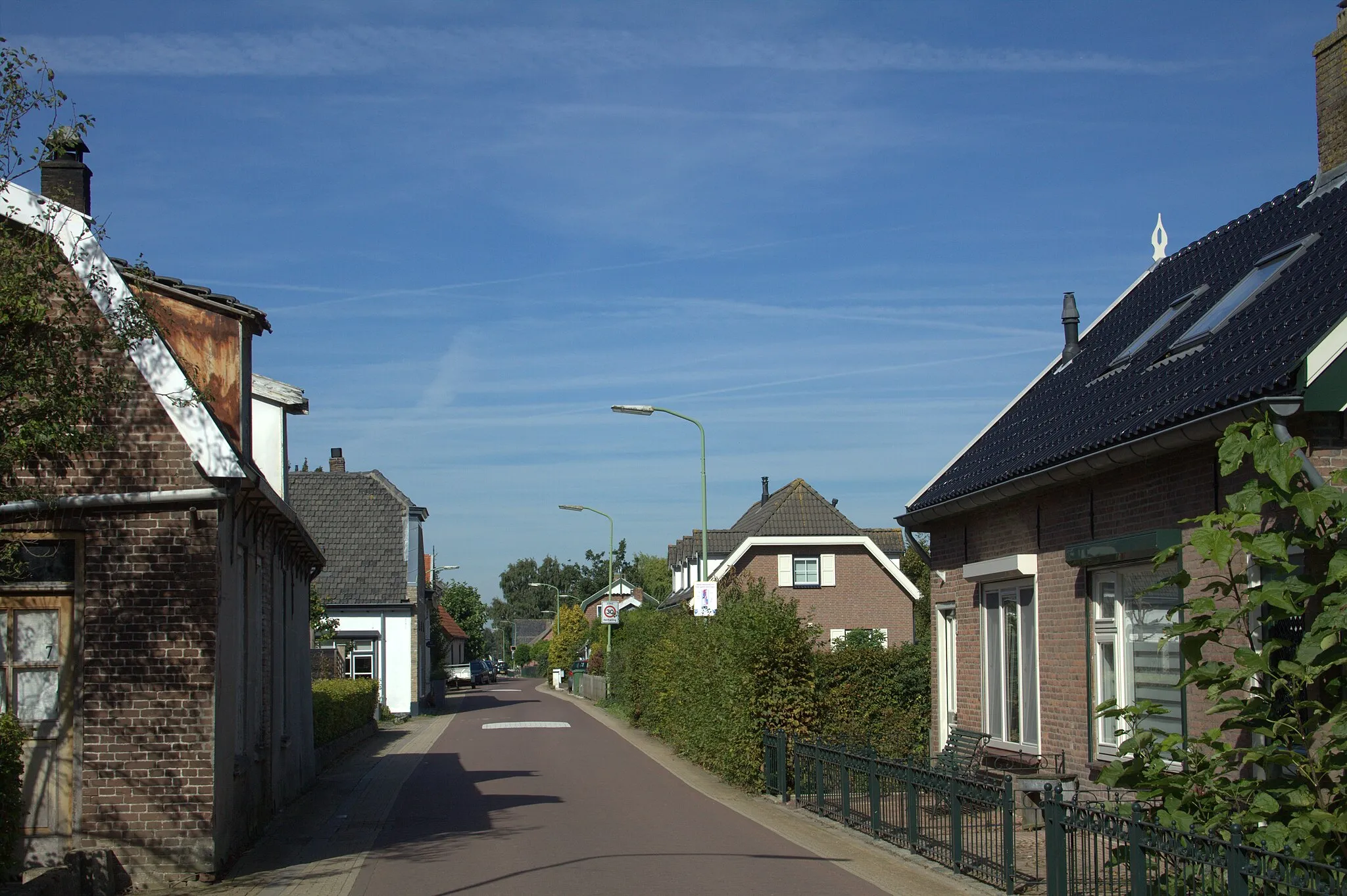 Photo showing: Op stap in Nieuwendijk over de Kerkweg