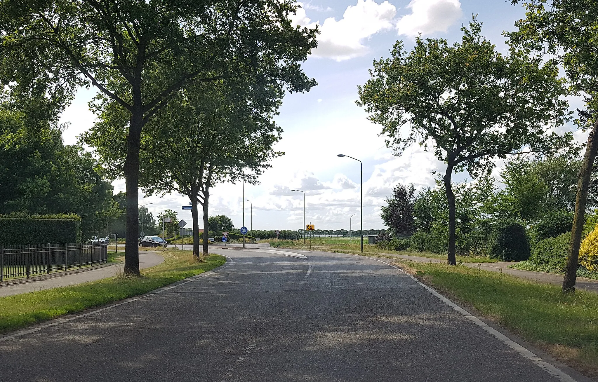 Photo showing: Berghemseweg in Herpen gezien in westelijke richting, bij de rotonde Schaikseweg