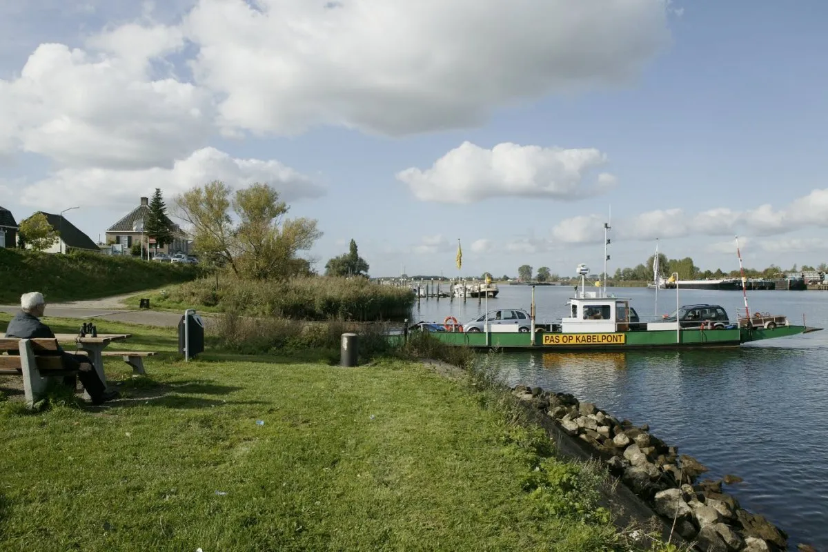 Photo showing: Veerpont: Overzicht van de veerpont over de afgedamde Maas (opmerking: Foto's verkregen uit privé-collectie van fotograaf P. van Galen.)