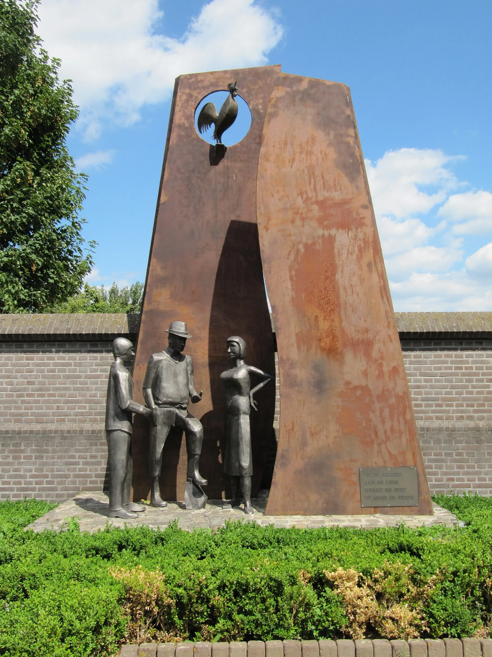 Photo showing: Sculpture "Aan de oever van 't Leecke" by Juul Baltussen next to Saint' Catherine's church at the Dorpsstraat in Ledeacker, The Netherlands