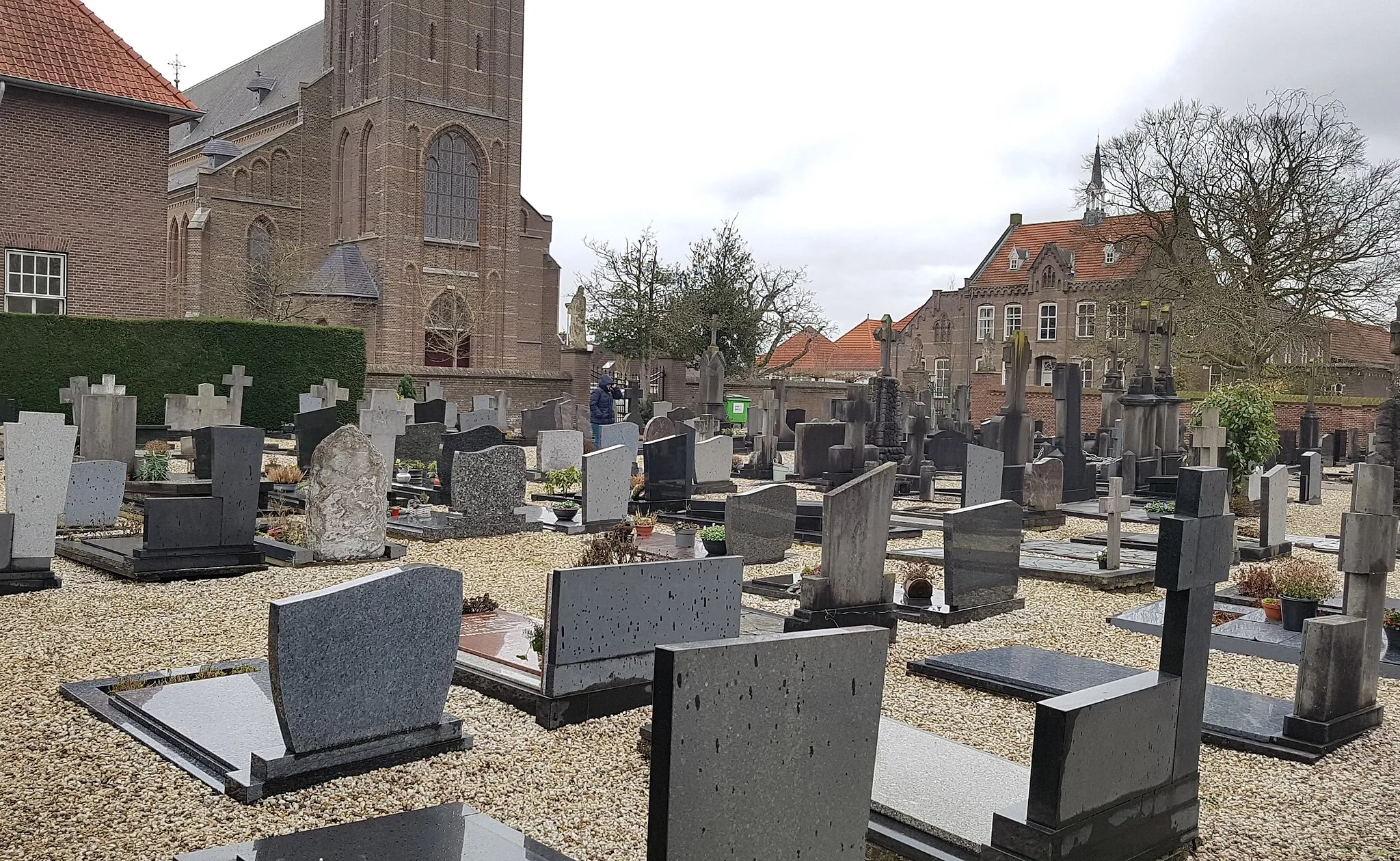 Photo showing: Begraafplaats in Lithoijen naast de Sint-Remigiuskerk