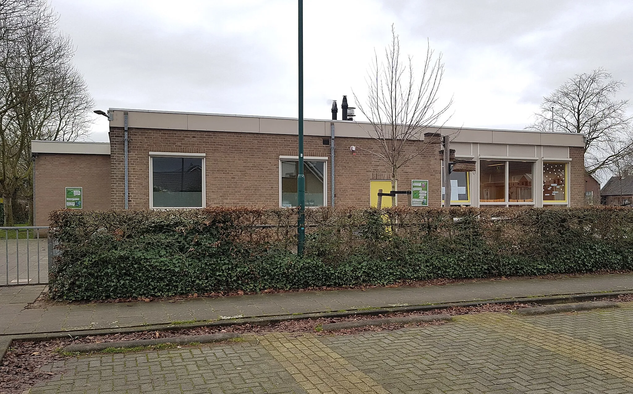 Photo showing: Basisschool Sint Jozef aan de Langwijkstraat in Lithoijen. Hier gezien vanaf de zijkant aan de Margrietstraat.