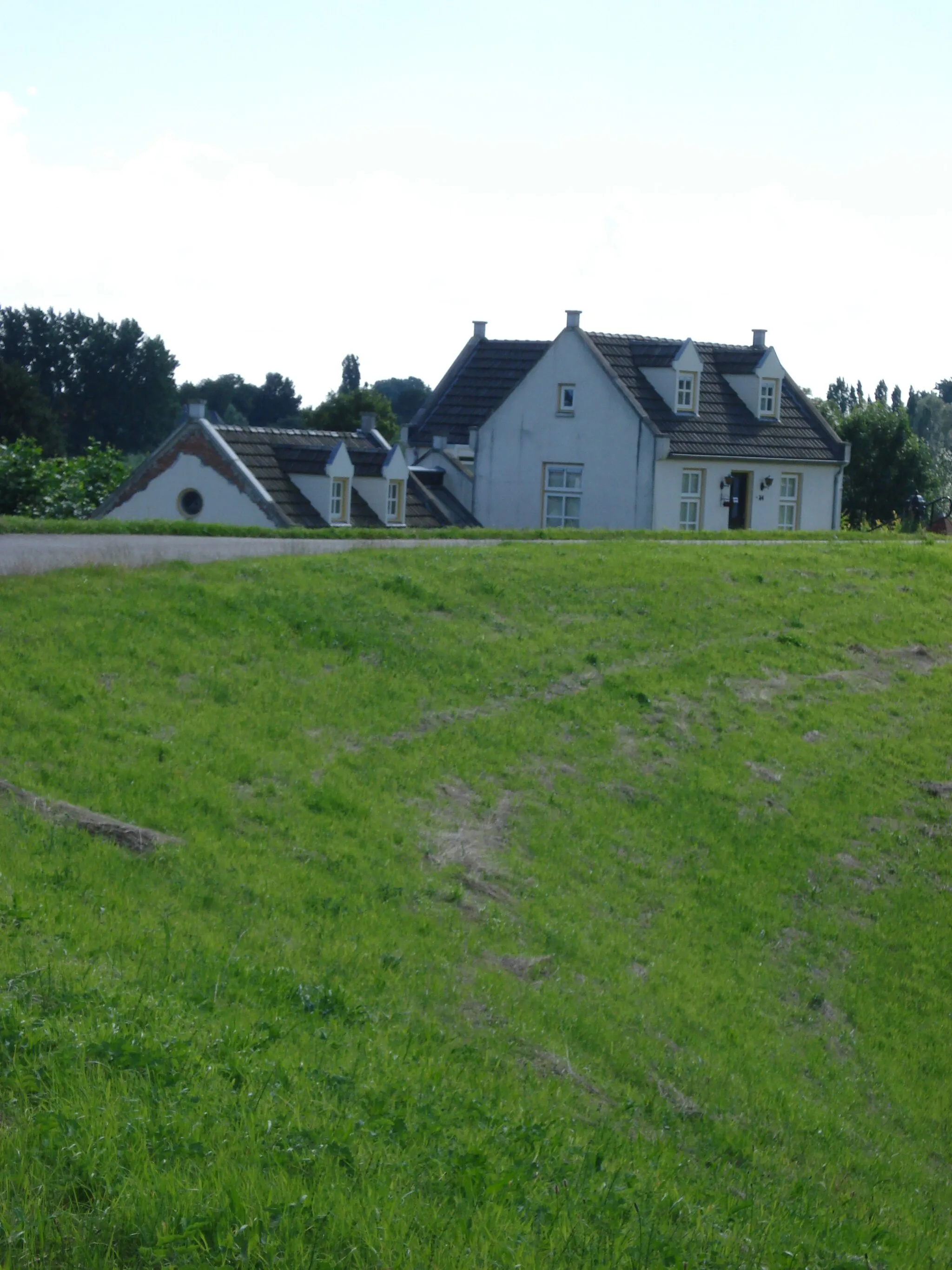 Photo showing: Kessel, anciennes maisons en contrebas de la digue