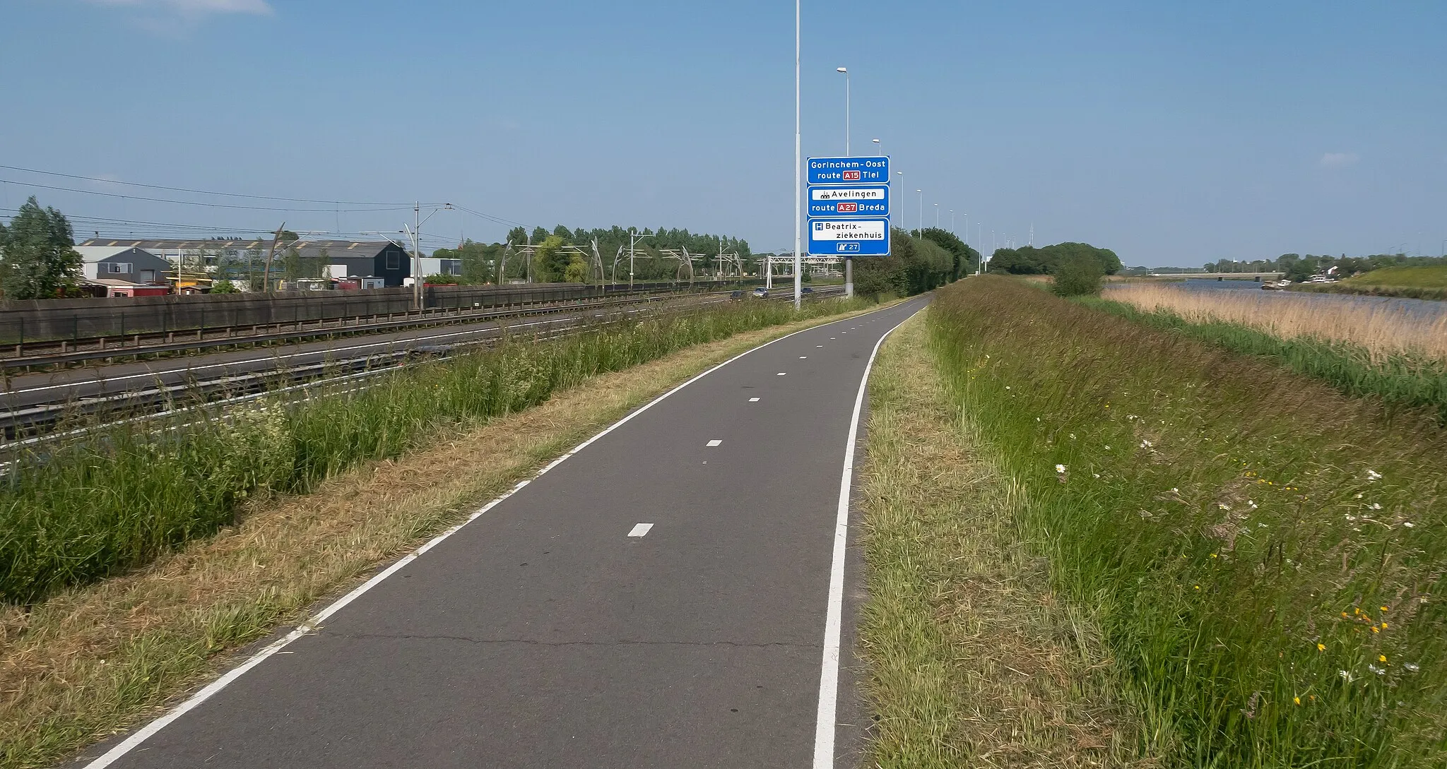 Photo showing: near Schelluinen, the Betuwelijn highway A15 and the bikepath