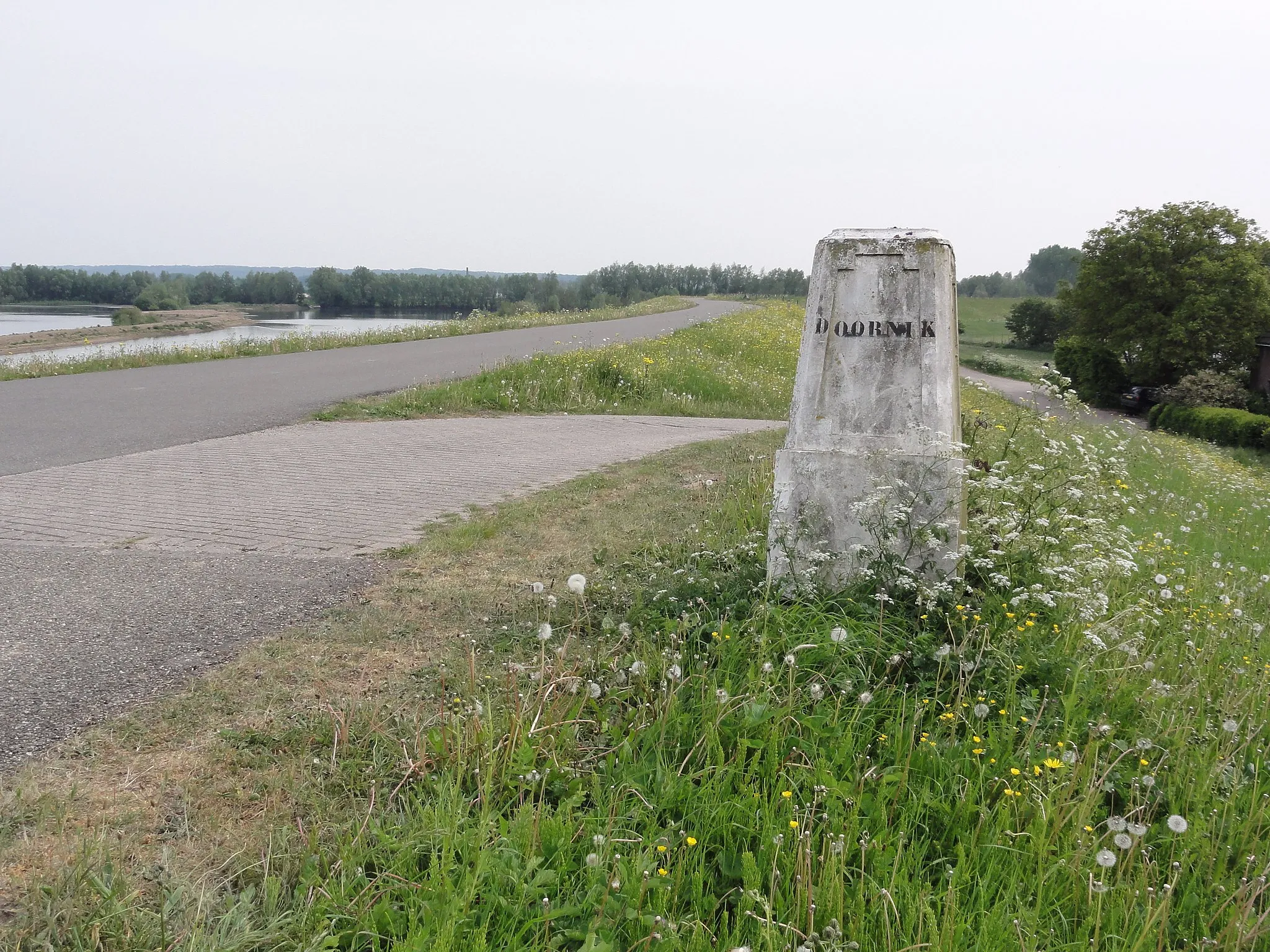 Photo showing: Waalbandijk grenspaal 00-1 rechts Bemmel ~ Doornik