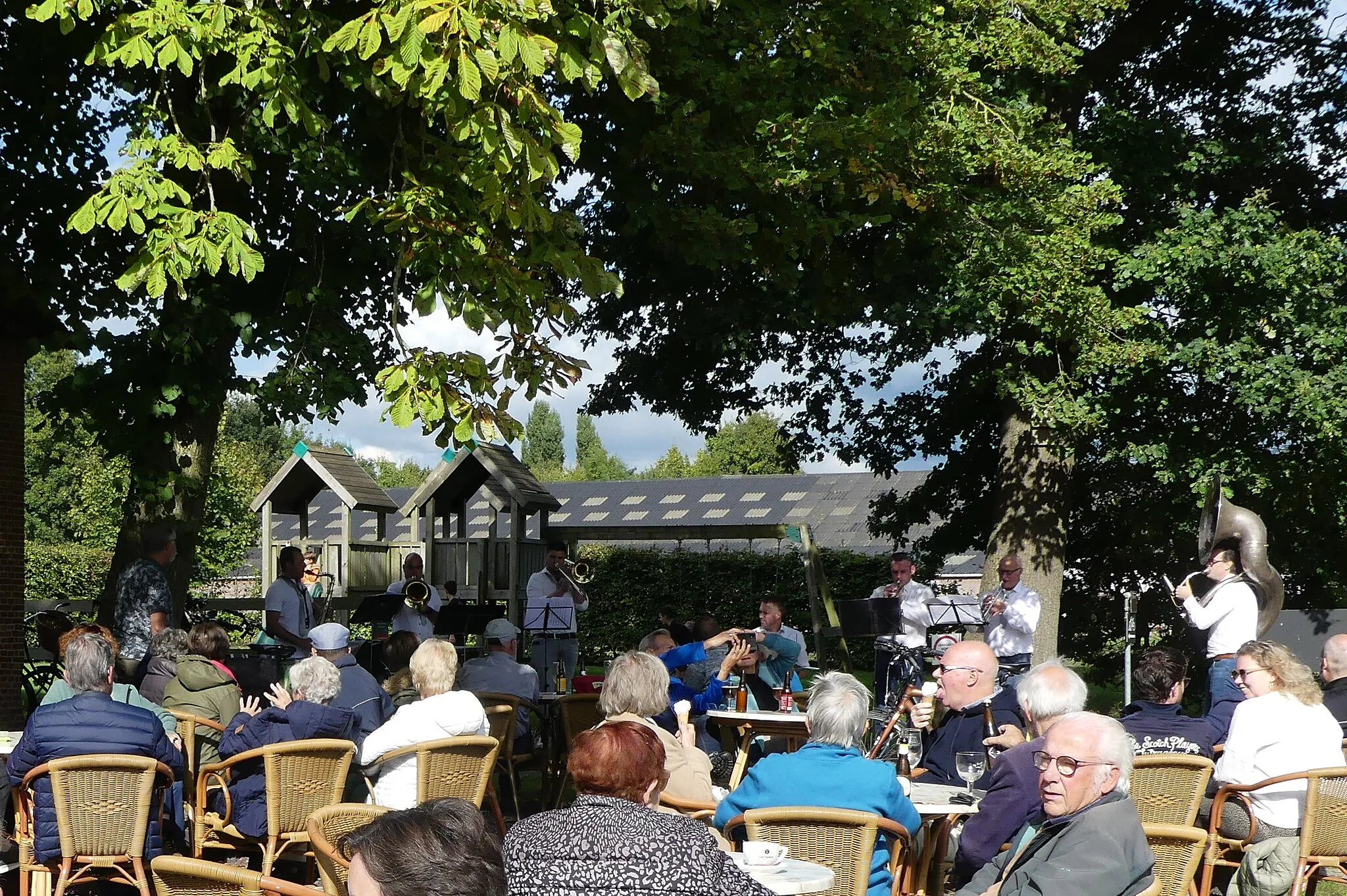 Photo showing: Zicht op de band Muzérie tijdens het terrasconcert bij Boerderijterras Bij Toontje Schoen, Ginderdoorstraat 4, 4861 CC Chaam