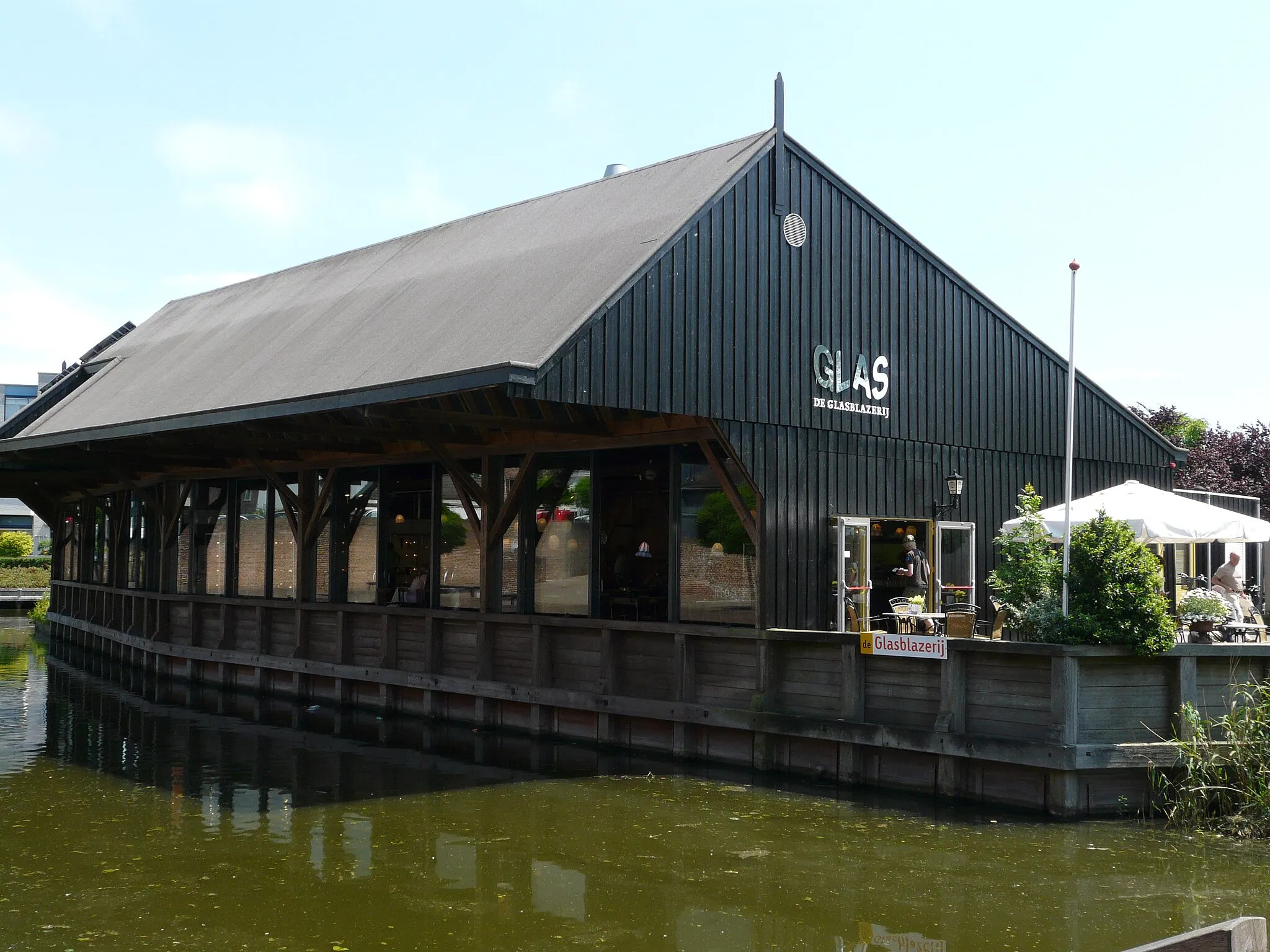 Photo showing: Zicht op een deel van het Glascentrum Leerdam met de Glasblazerij onderdeel van het Nationaal Glasmuseum gevestigd aan de Zuidwal, 4141 BE Leerdam