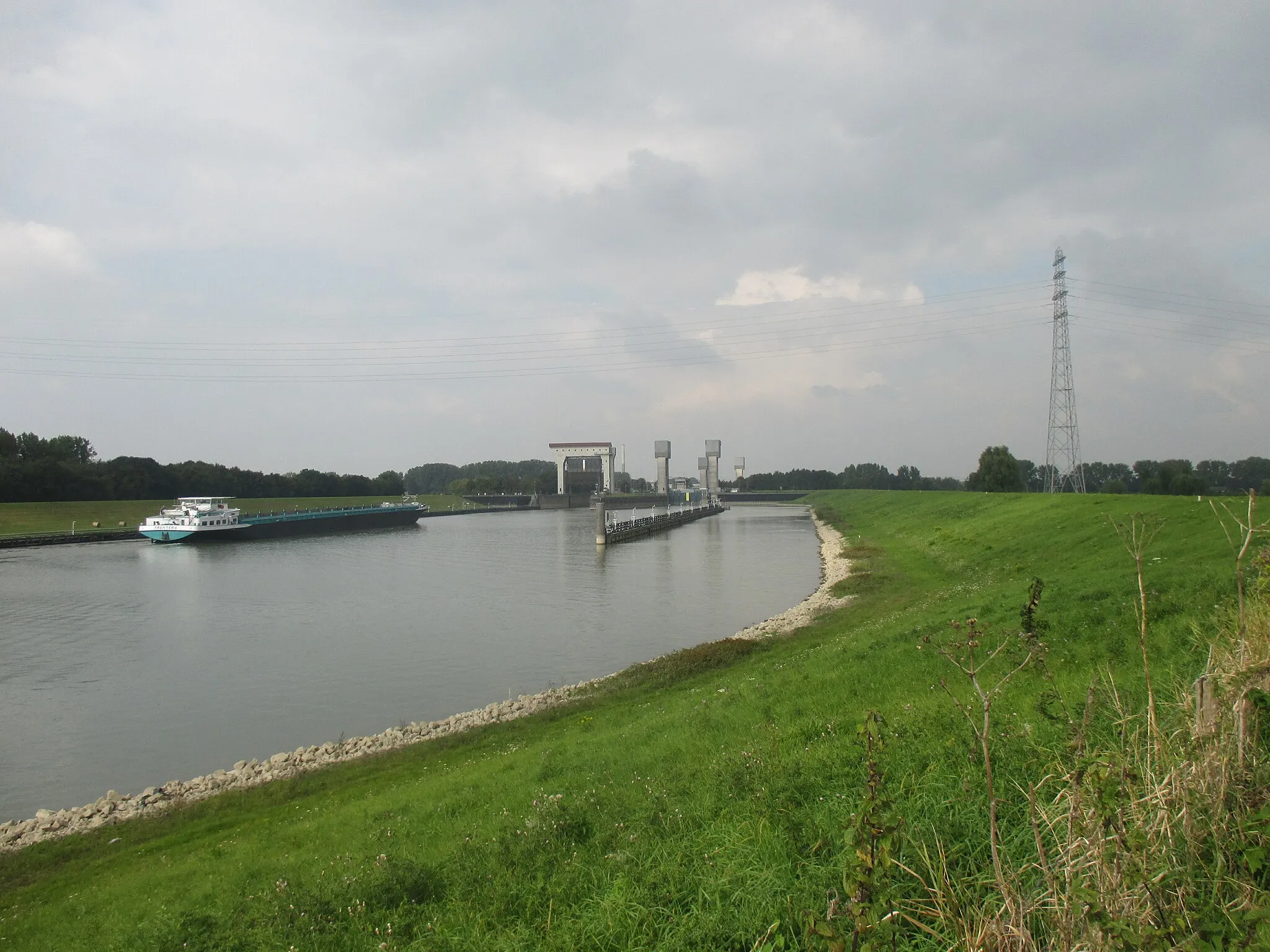 Photo showing: Monding van het Amsterdam-Rijnkanaal bij Tiel in de Waal met de Prins Bernhardsluizen op de achtergrond