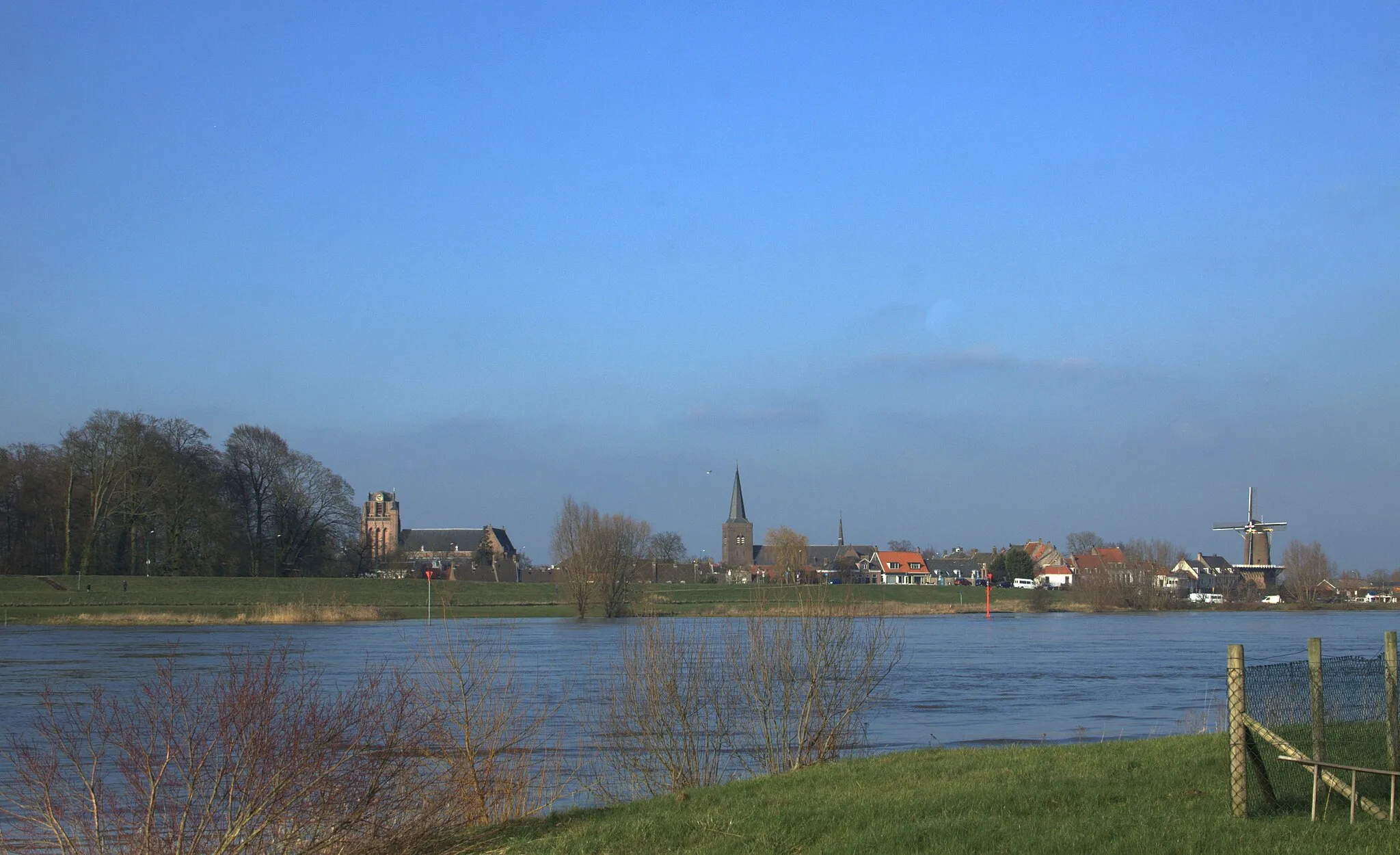 Photo showing: Op de afbeelding zien we Wijk bij Duurstede vanaf de Veerstoep bij Rijswijk over de rivier de Neder Rijn.