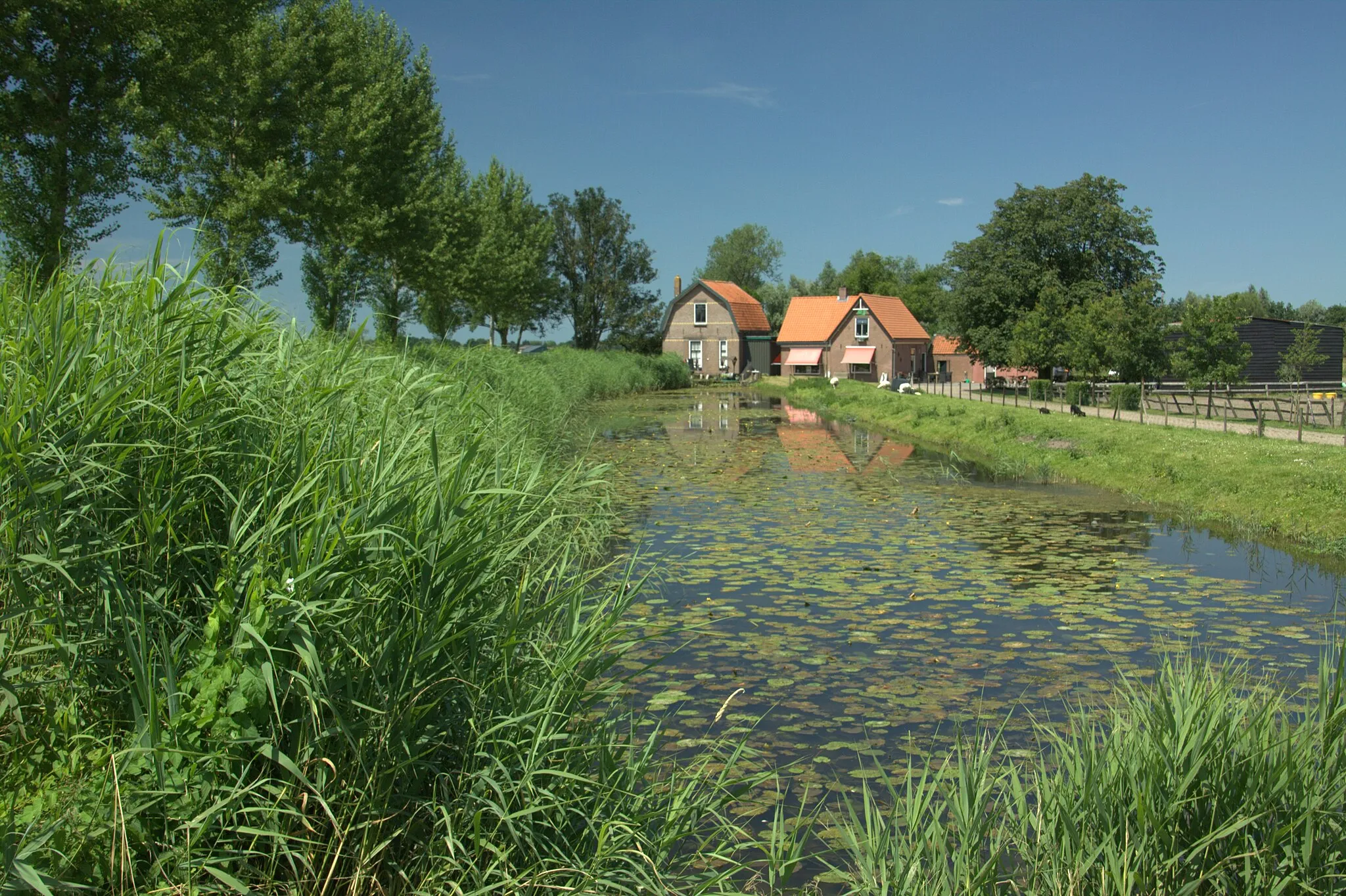 Photo showing: Het gemaal doet al enkele jaren geen dienst meer.
Ook stond hier vroeger een molen die ook al een lange tijd is verdwenen. Maar het blijft een mooi landelijk hoekje daar.