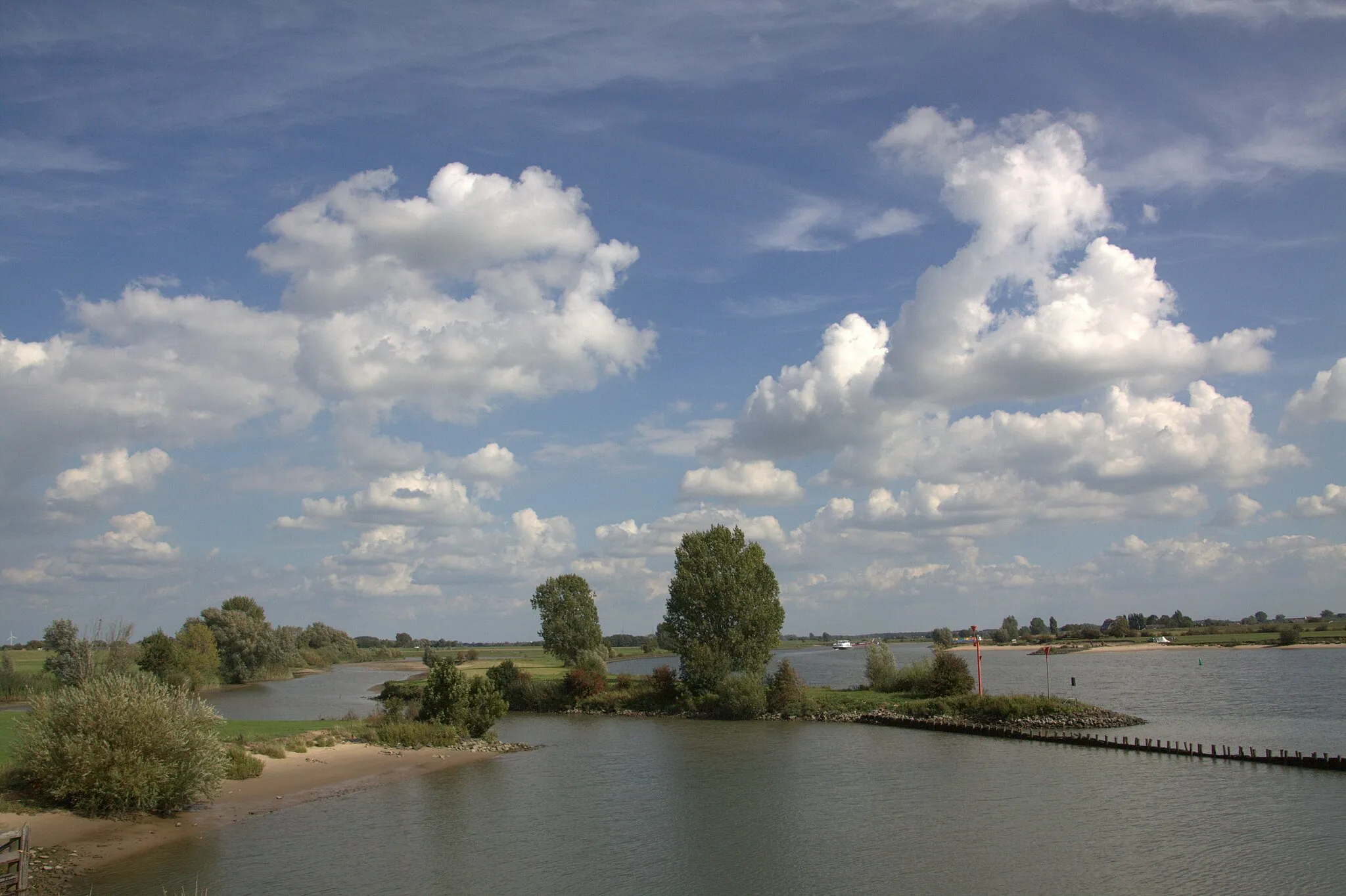 Photo showing: Het schiereiland De Horde in de rivier de Lek tussen buurtschap Uitweg en het dorp Jaarsveld in de Lopikerwaard.