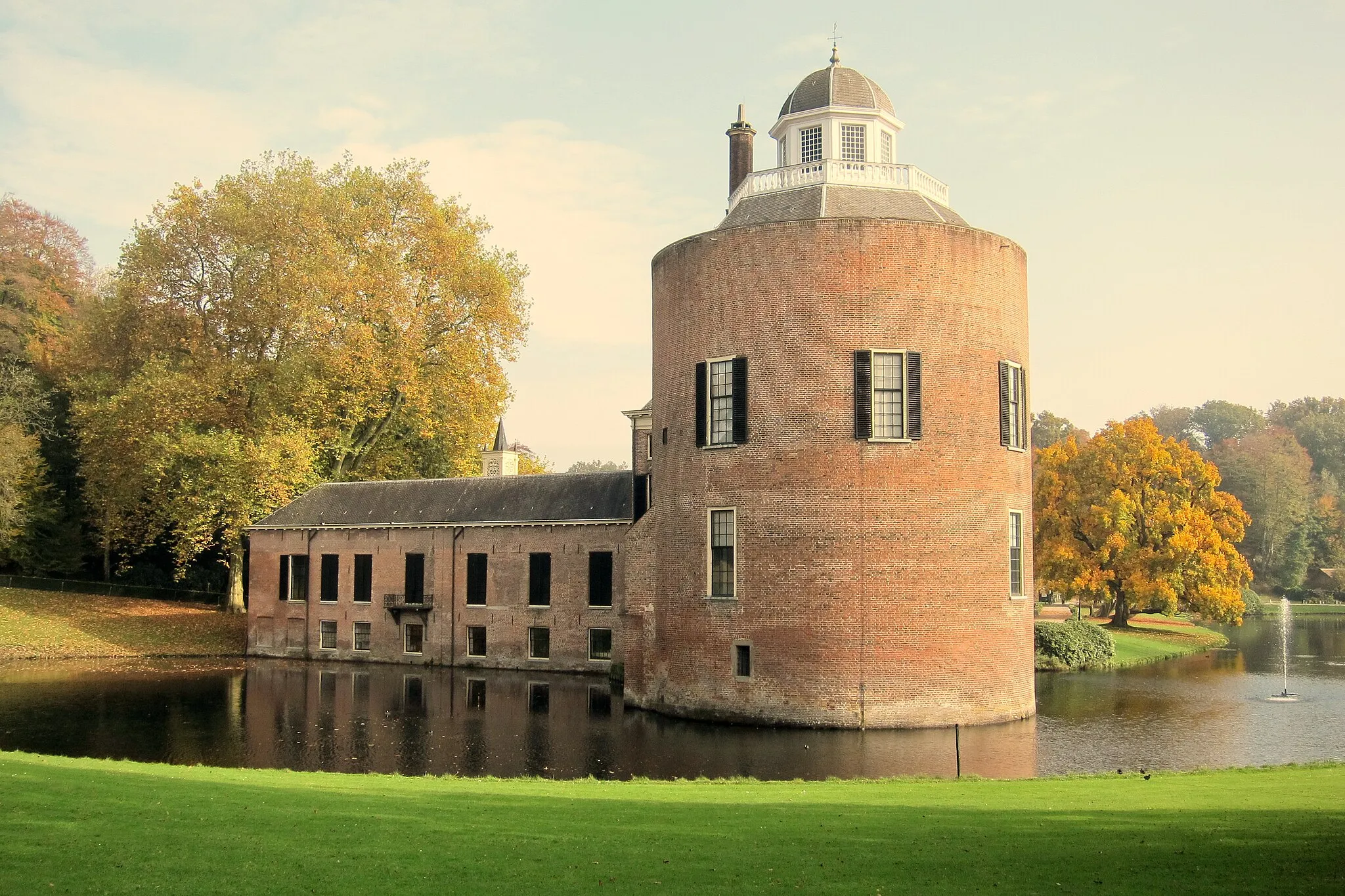 Photo showing: Lovely lighting at the marvellous old (almost 700 years) tower of castle Rozendaal