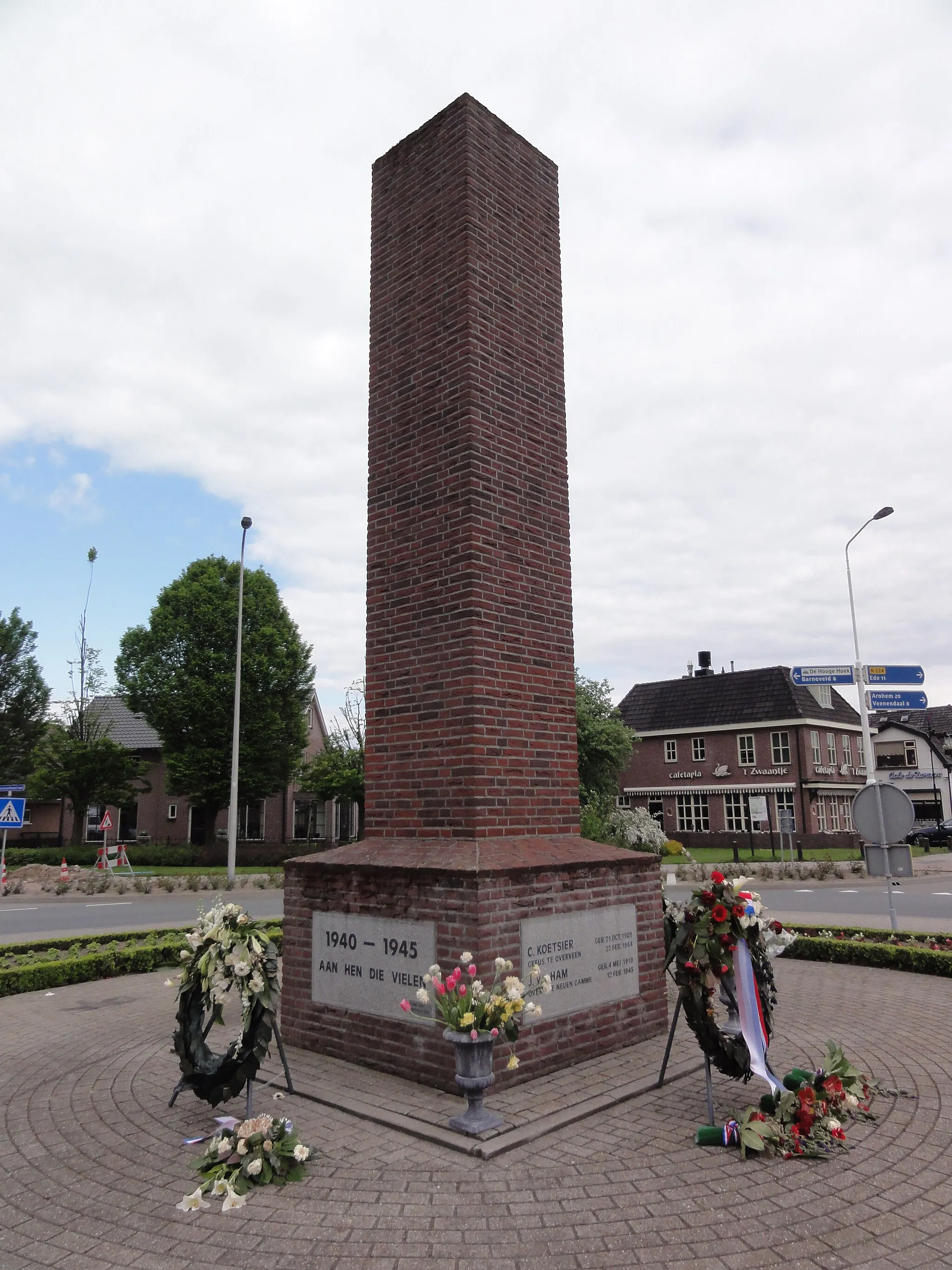 Photo showing: Renswoude, World War II memorial, sides 1-2