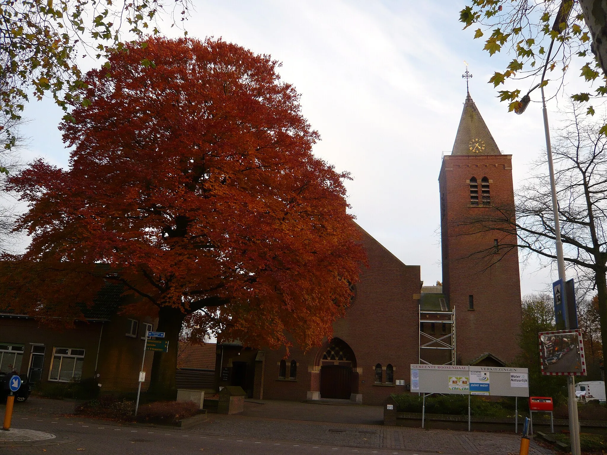 Photo showing: Kerk met beuk in herfst