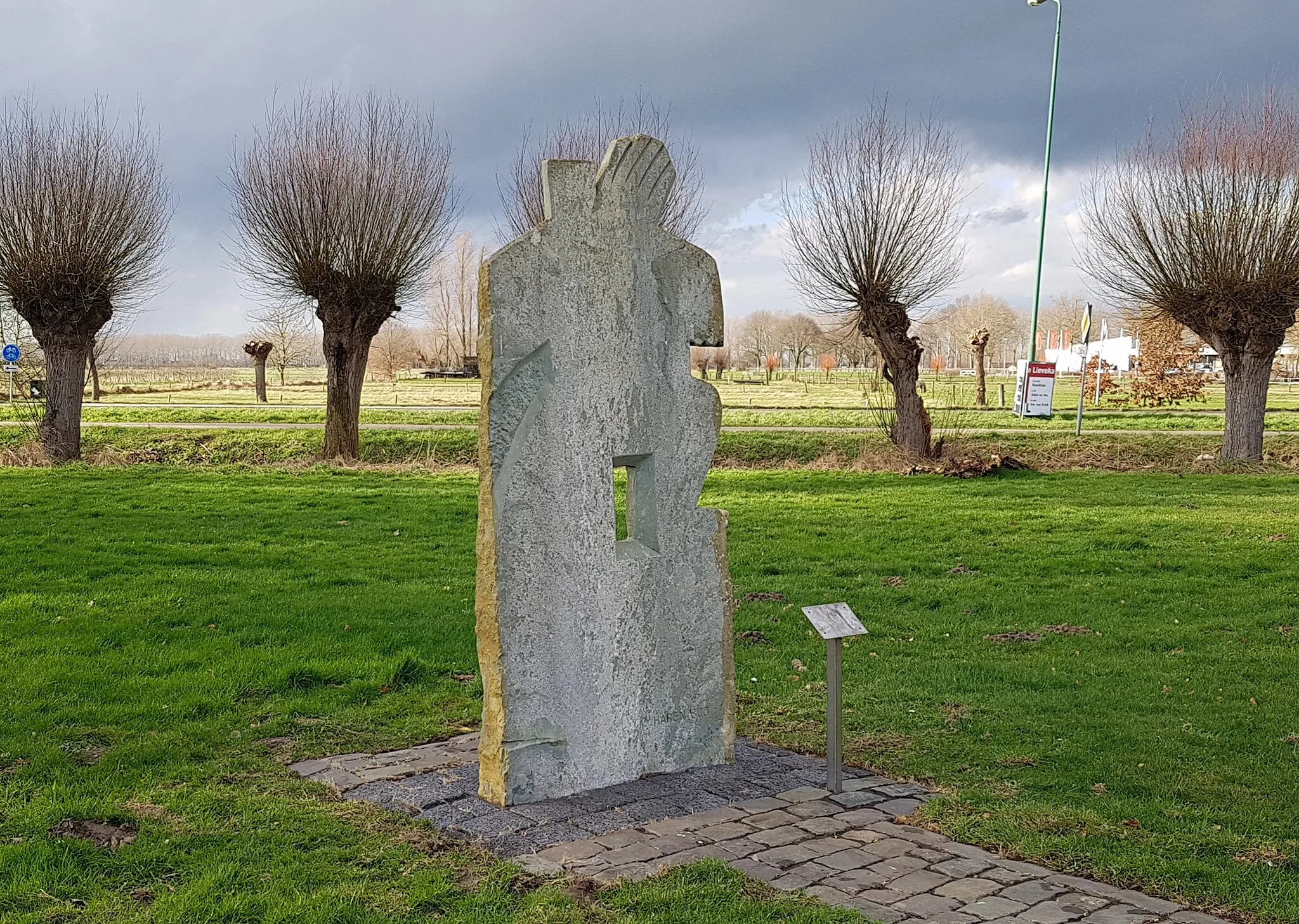 Photo showing: Sculptuur Haren 800 van Cor Klaazen aan de Grotestraat / Middenweg in Haren, Noord-Brabant. Ter ere van het 800-jarig bestaan van het dorp in 1991.